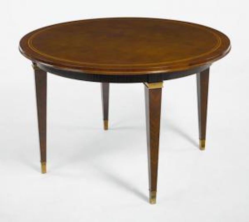 Table de salle à manger ronde Art déco français (années 1930) à plateau laqué brun (par l'Atelier Sain et Tambut√©, Paris) sur 4 pieds fuselés en bois de Macassar avec garniture en bronze (par DOMINIQUE)
