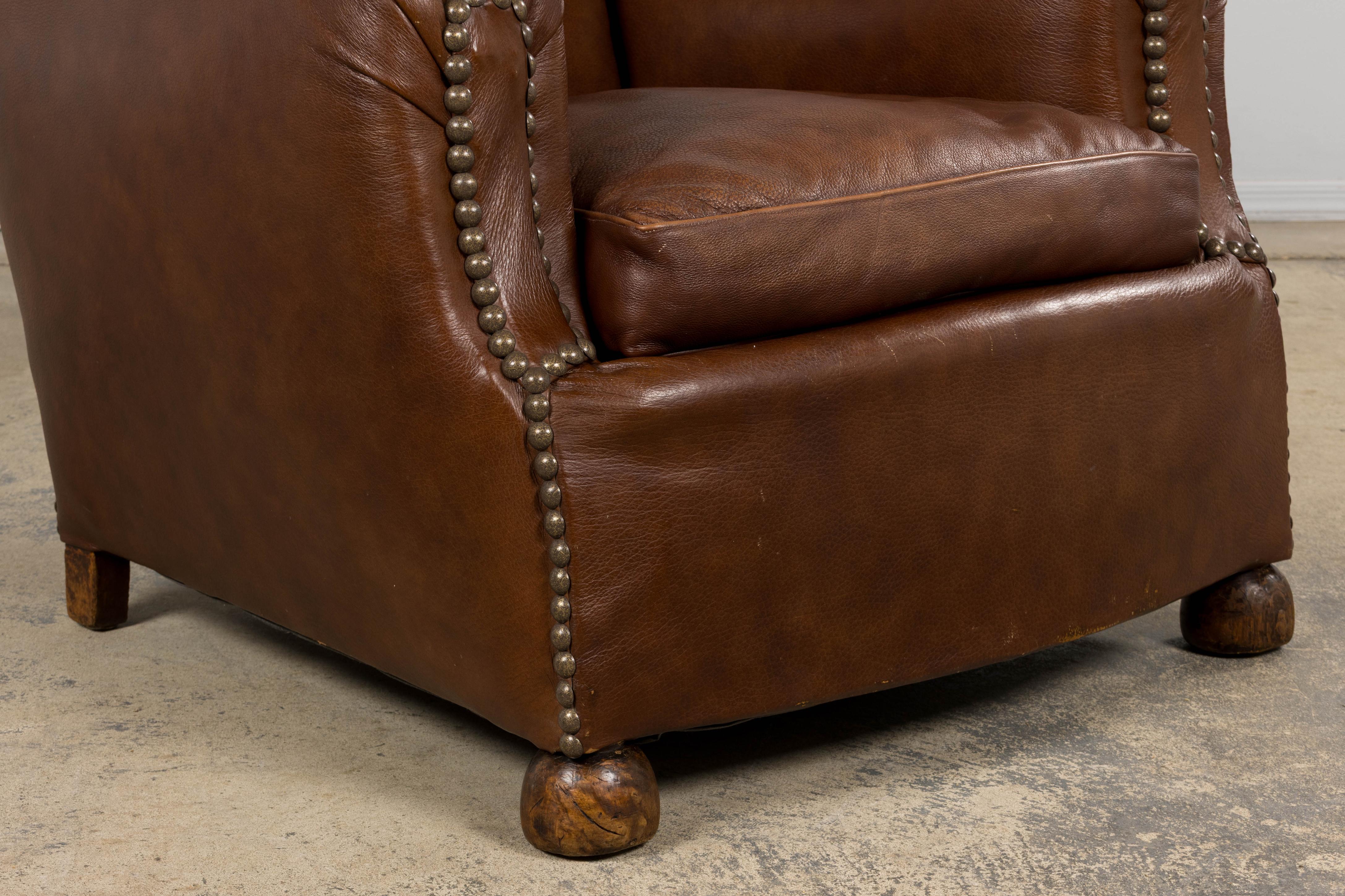 Paire de fauteuils club Art déco français des années 1930 à dossier festonné en cuir cognac en vente 3