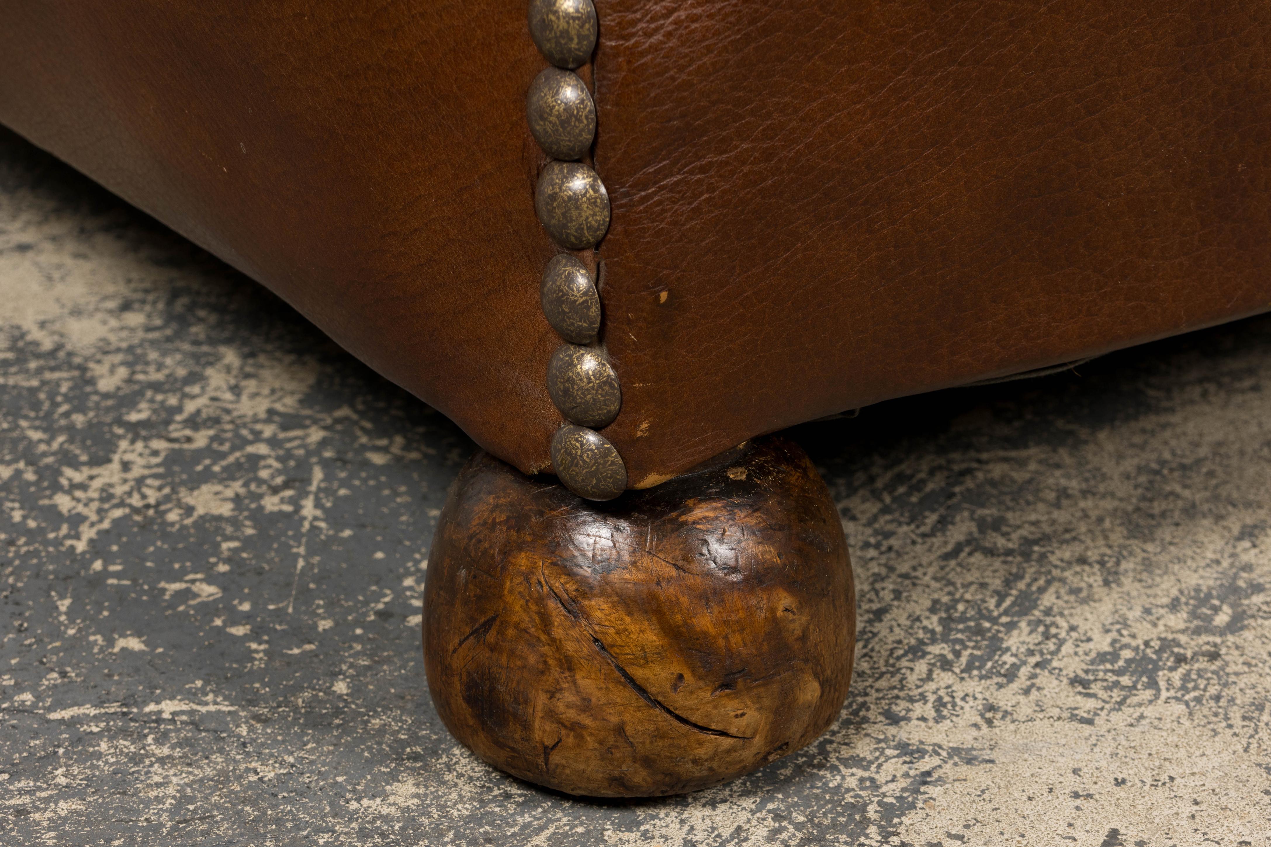 Paire de fauteuils club Art déco français des années 1930 à dossier festonné en cuir cognac en vente 4