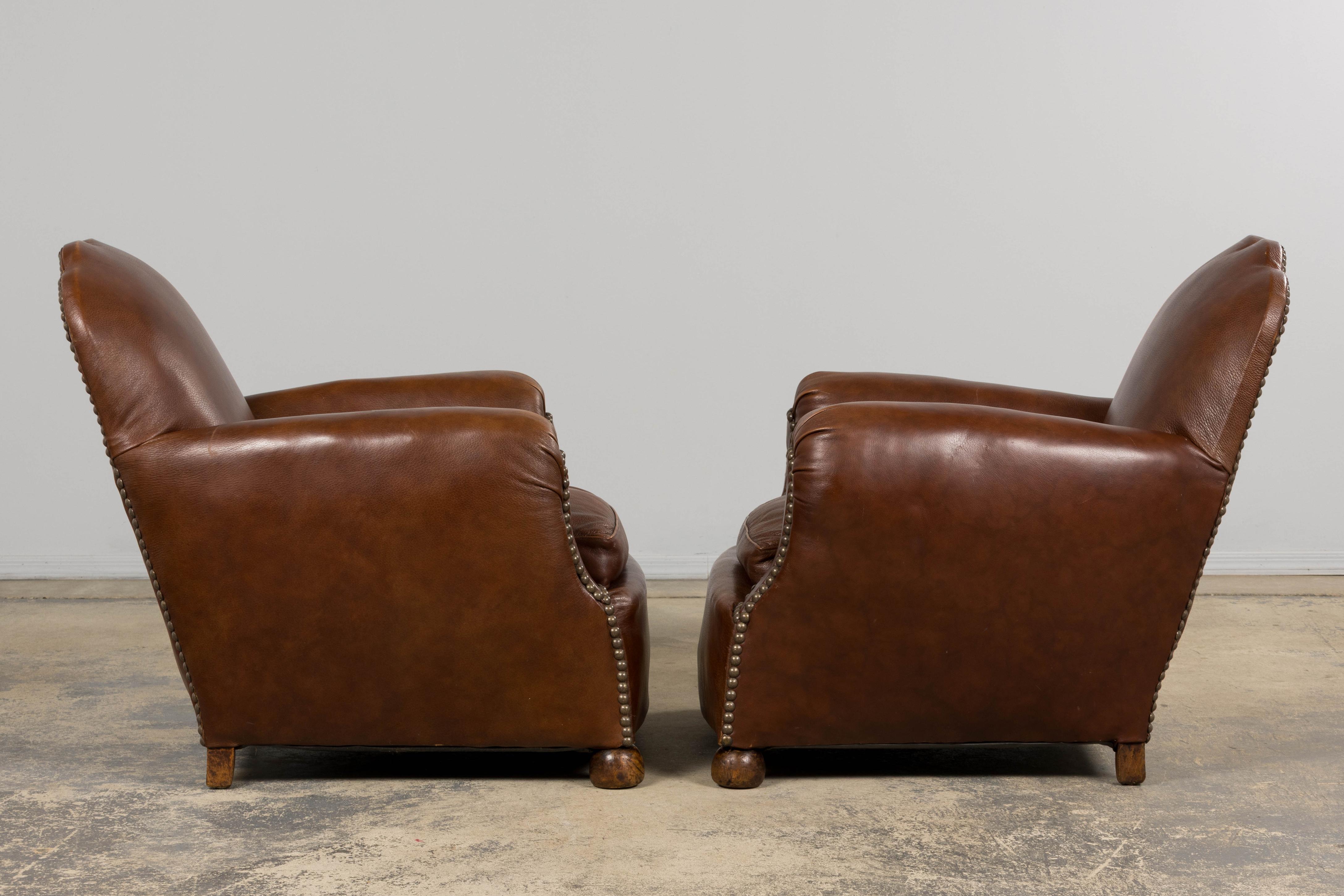 Paire de fauteuils club Art déco français des années 1930 à dossier festonné en cuir cognac en vente 5