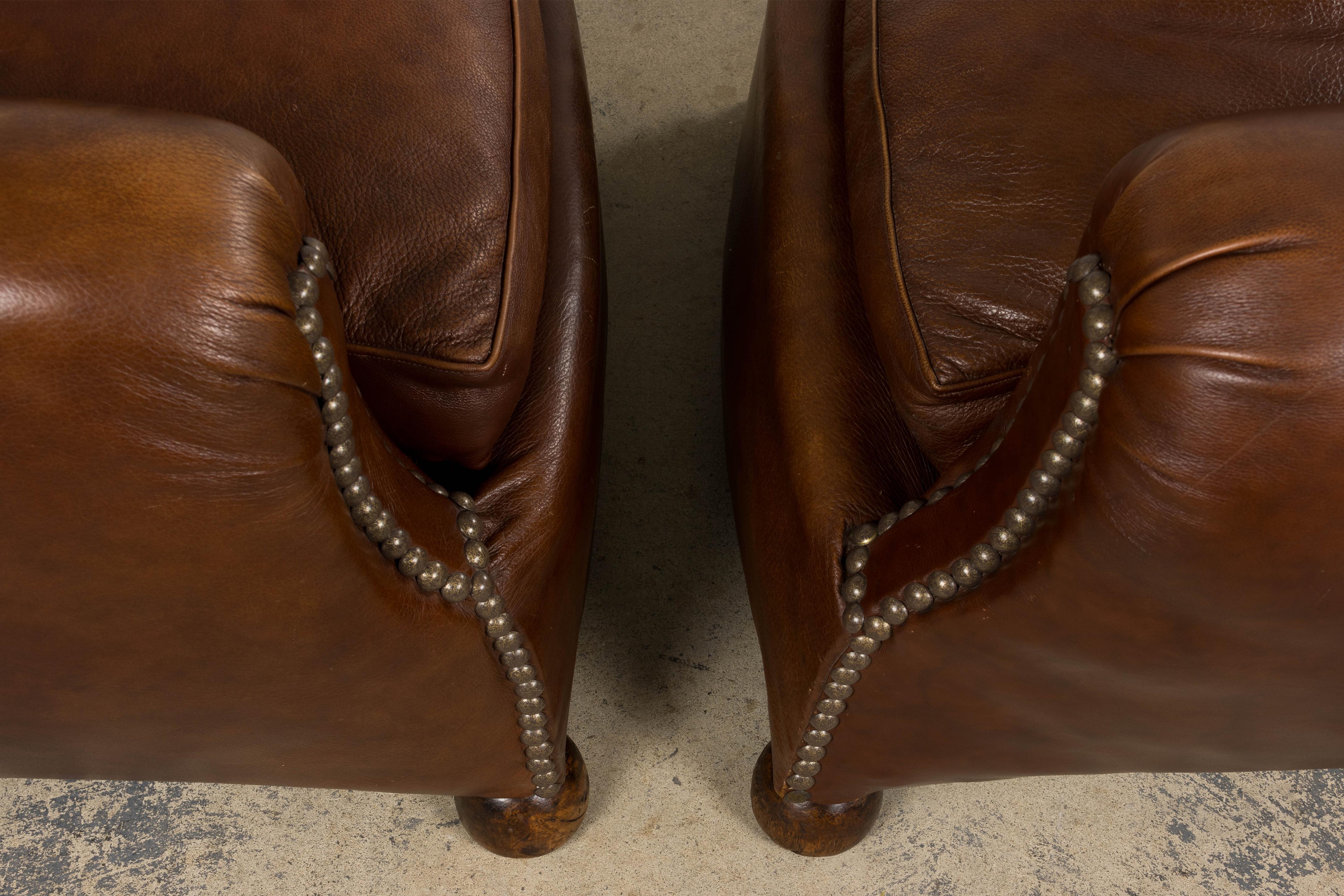 Paire de fauteuils club Art déco français des années 1930 à dossier festonné en cuir cognac en vente 6
