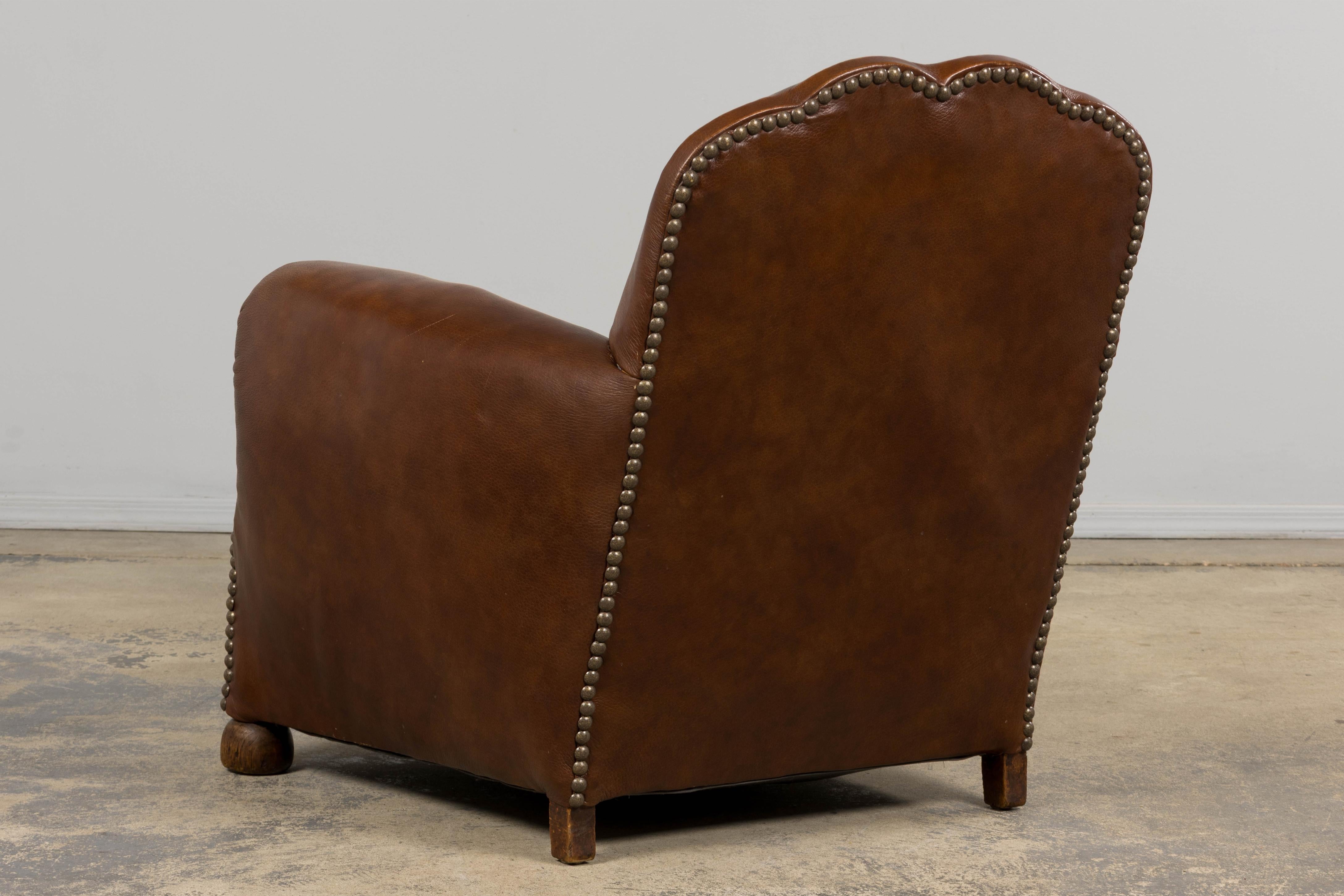 Paire de fauteuils club Art déco français des années 1930 à dossier festonné en cuir cognac en vente 7