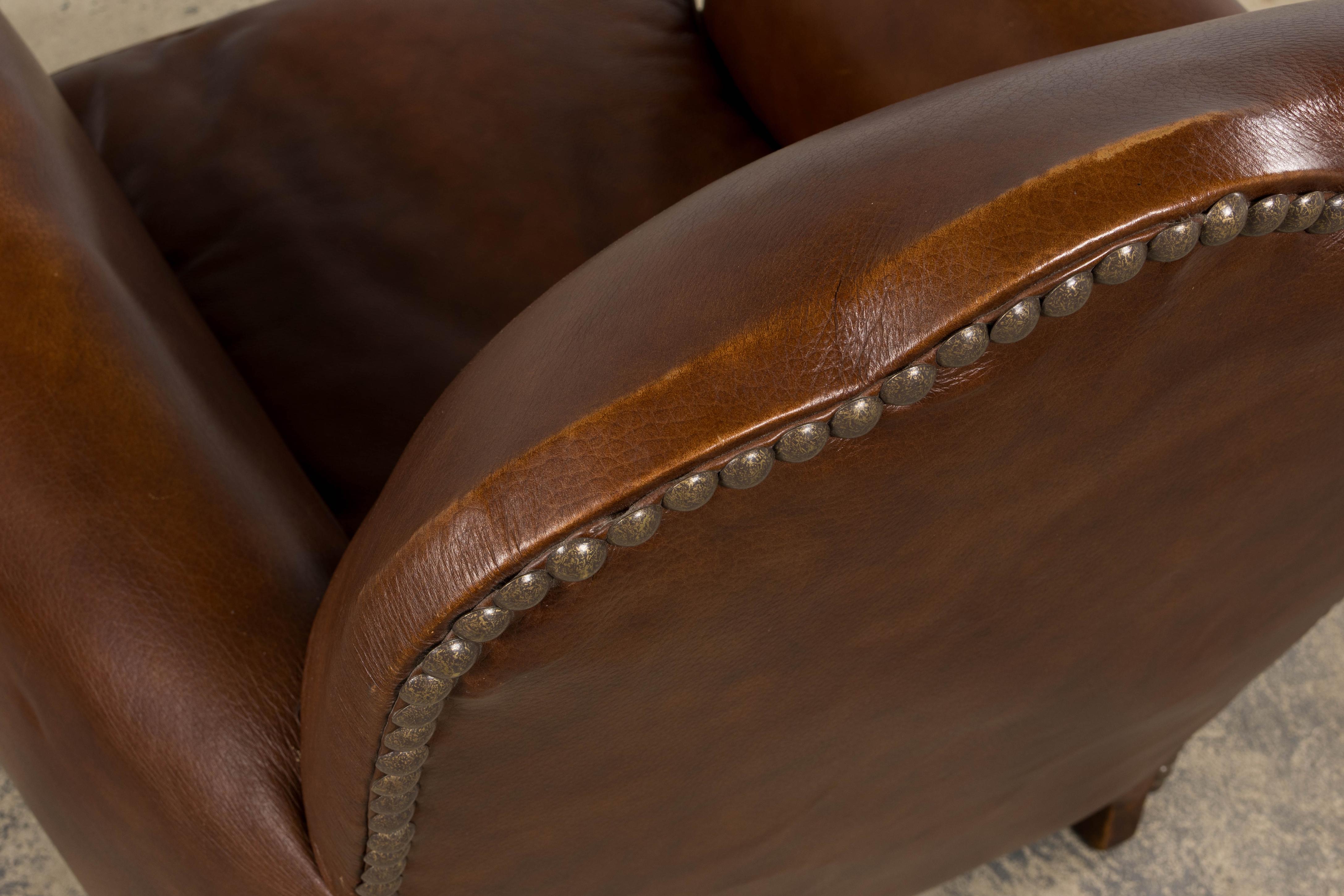 Paire de fauteuils club Art déco français des années 1930 à dossier festonné en cuir cognac en vente 8