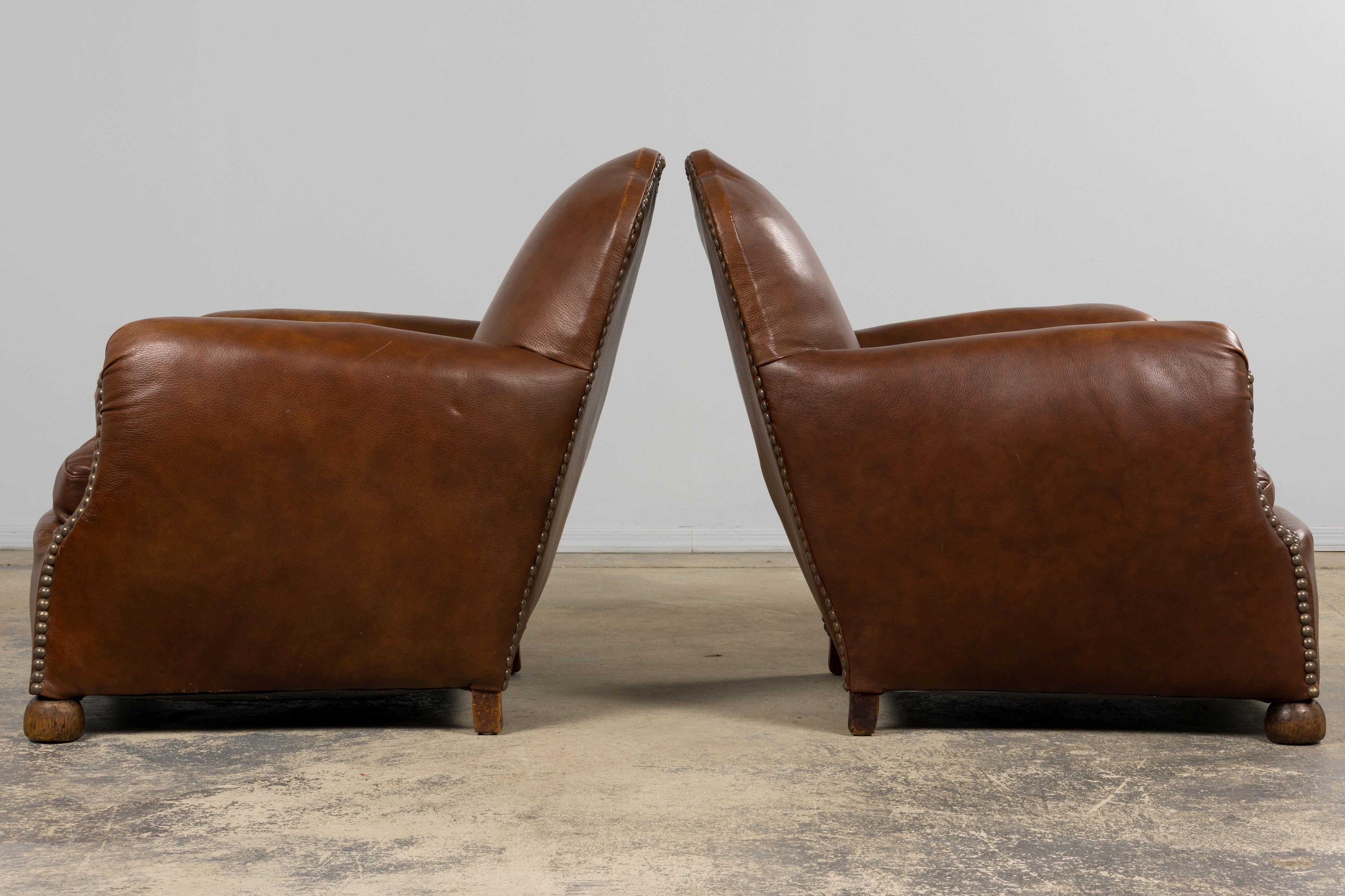 Paire de fauteuils club Art déco français des années 1930 à dossier festonné en cuir cognac en vente 9