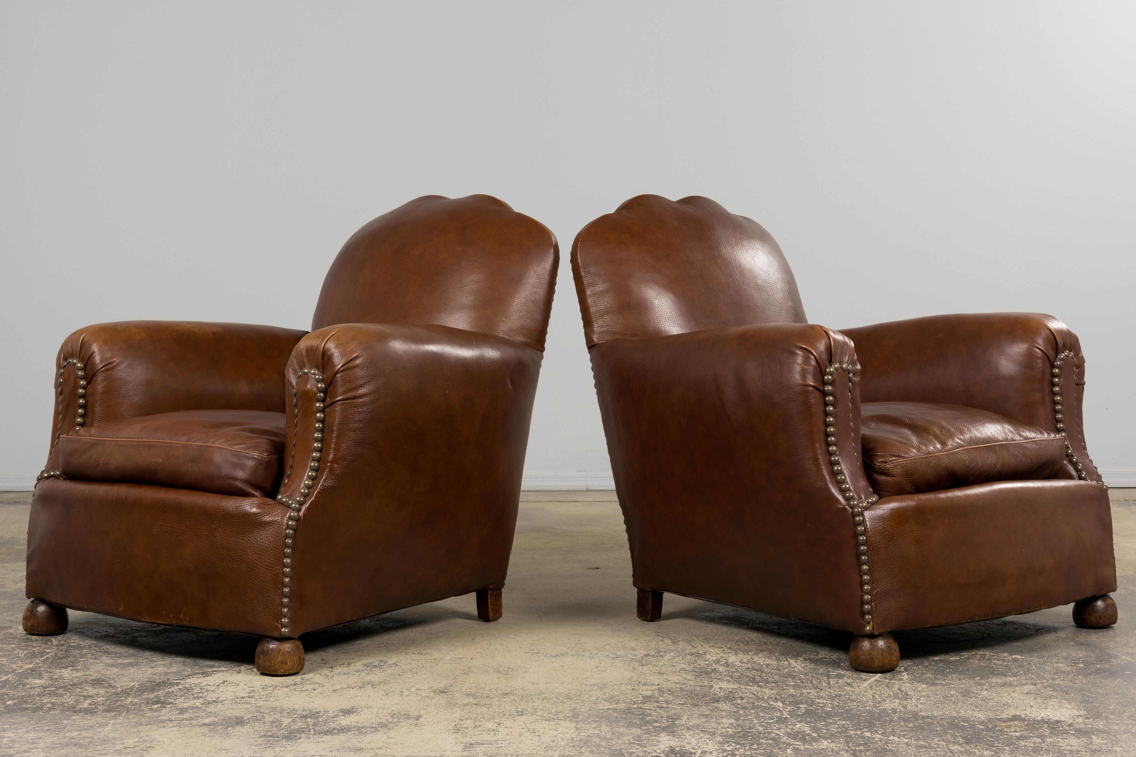 Paire de fauteuils club Art déco français des années 1930 à dossier festonné en cuir cognac en vente 10