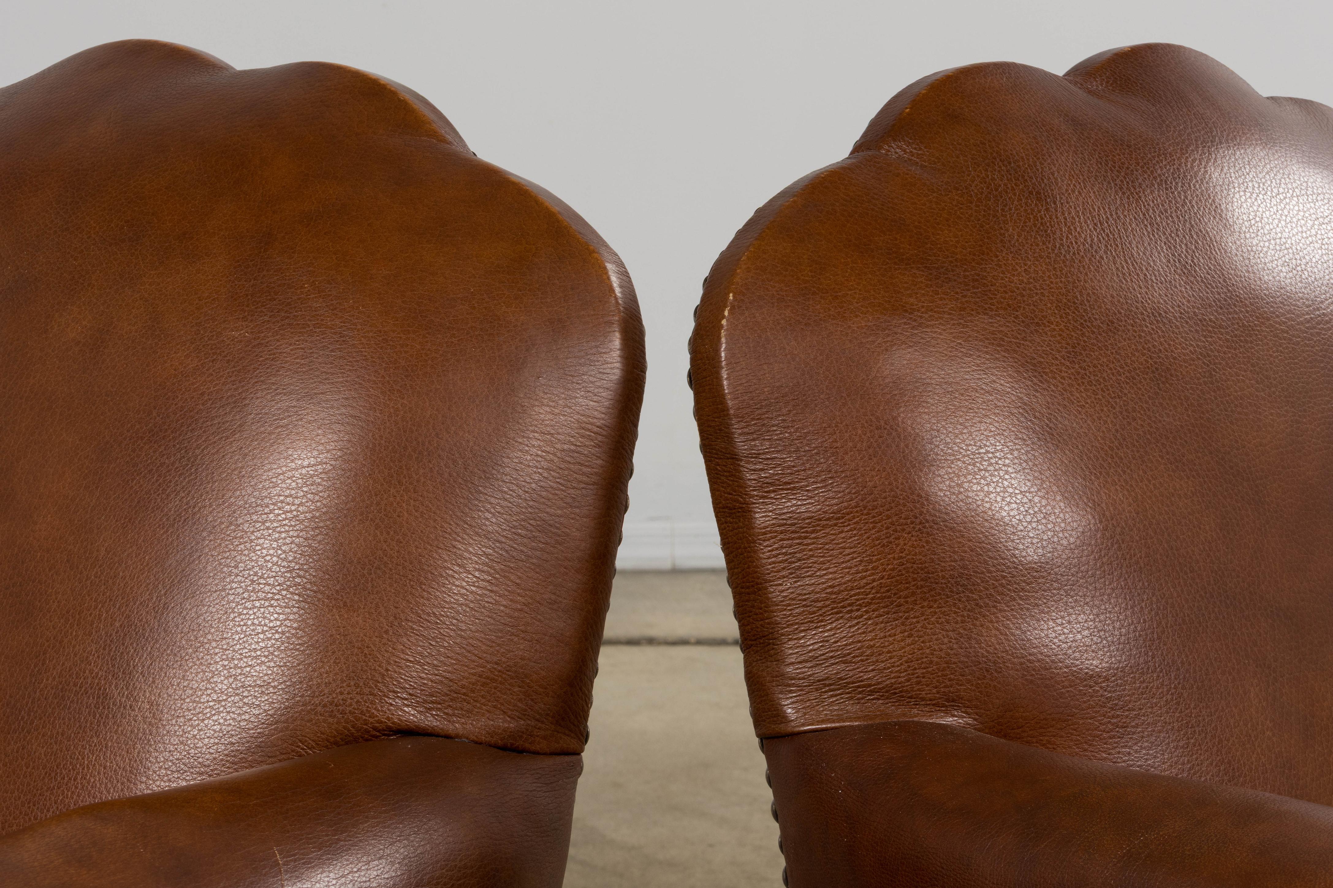 Paire de fauteuils club Art déco français des années 1930 à dossier festonné en cuir cognac en vente 11