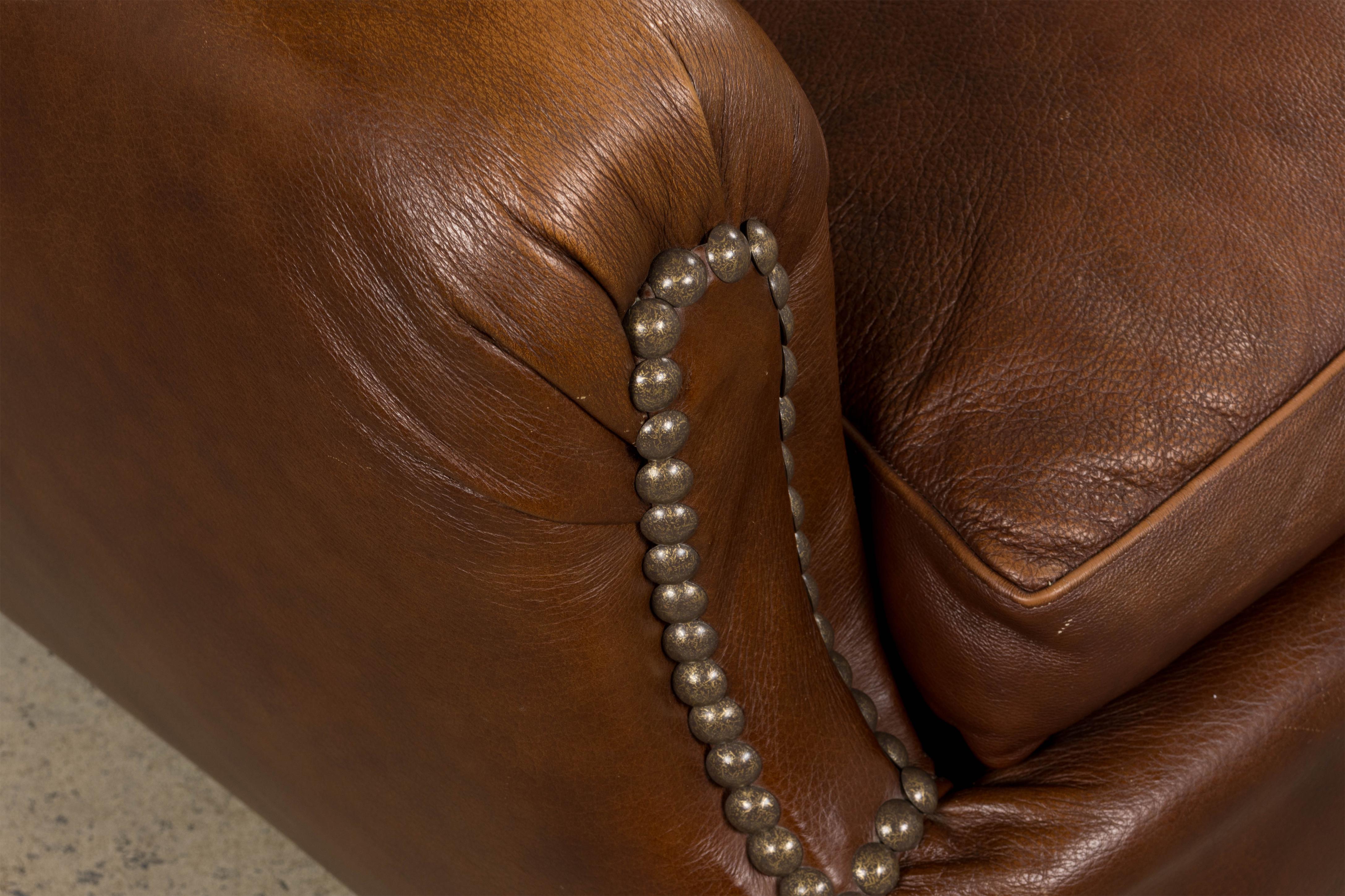Paire de fauteuils club Art déco français des années 1930 à dossier festonné en cuir cognac en vente 12