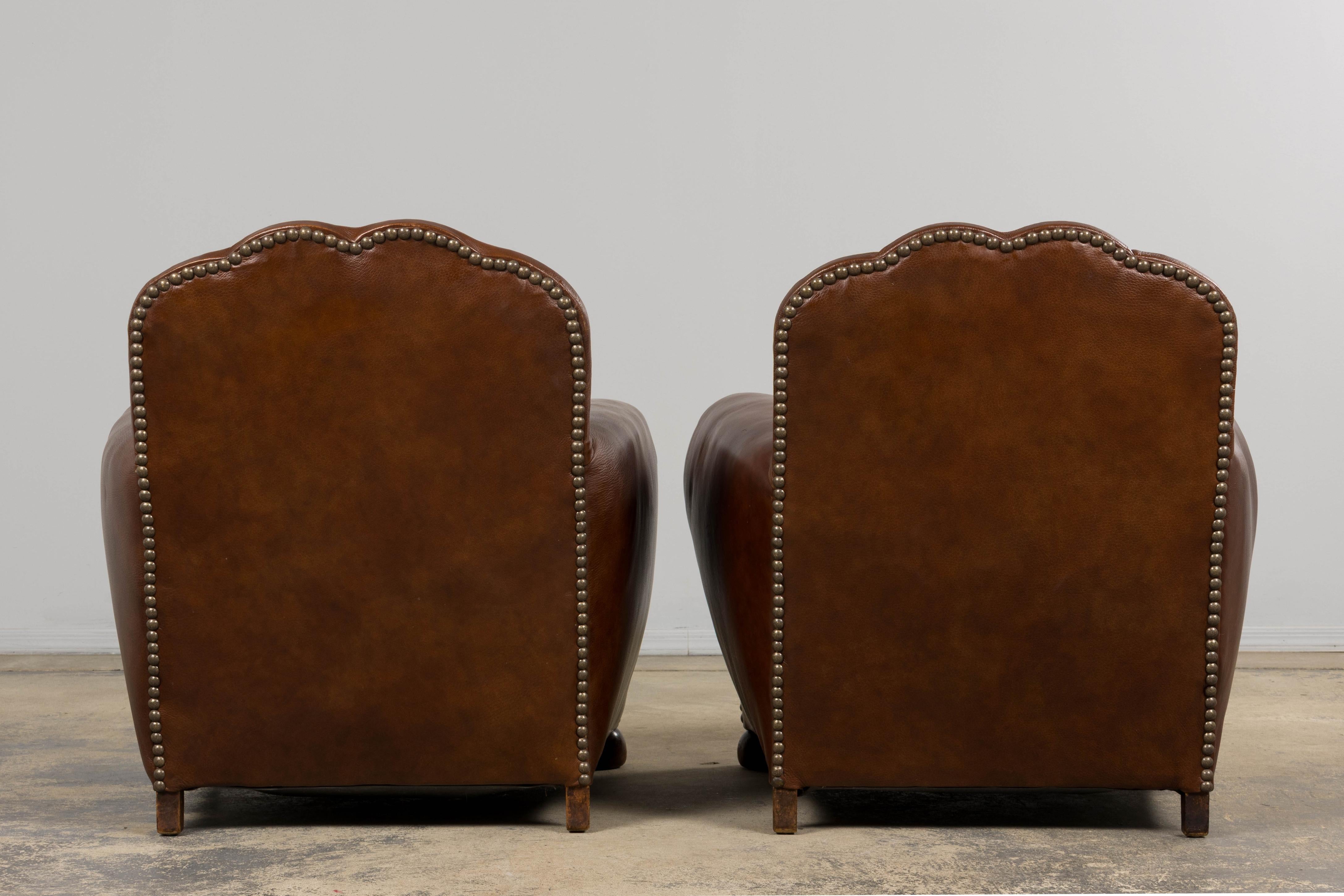 Paire de fauteuils club Art déco français des années 1930 à dossier festonné en cuir cognac en vente 13