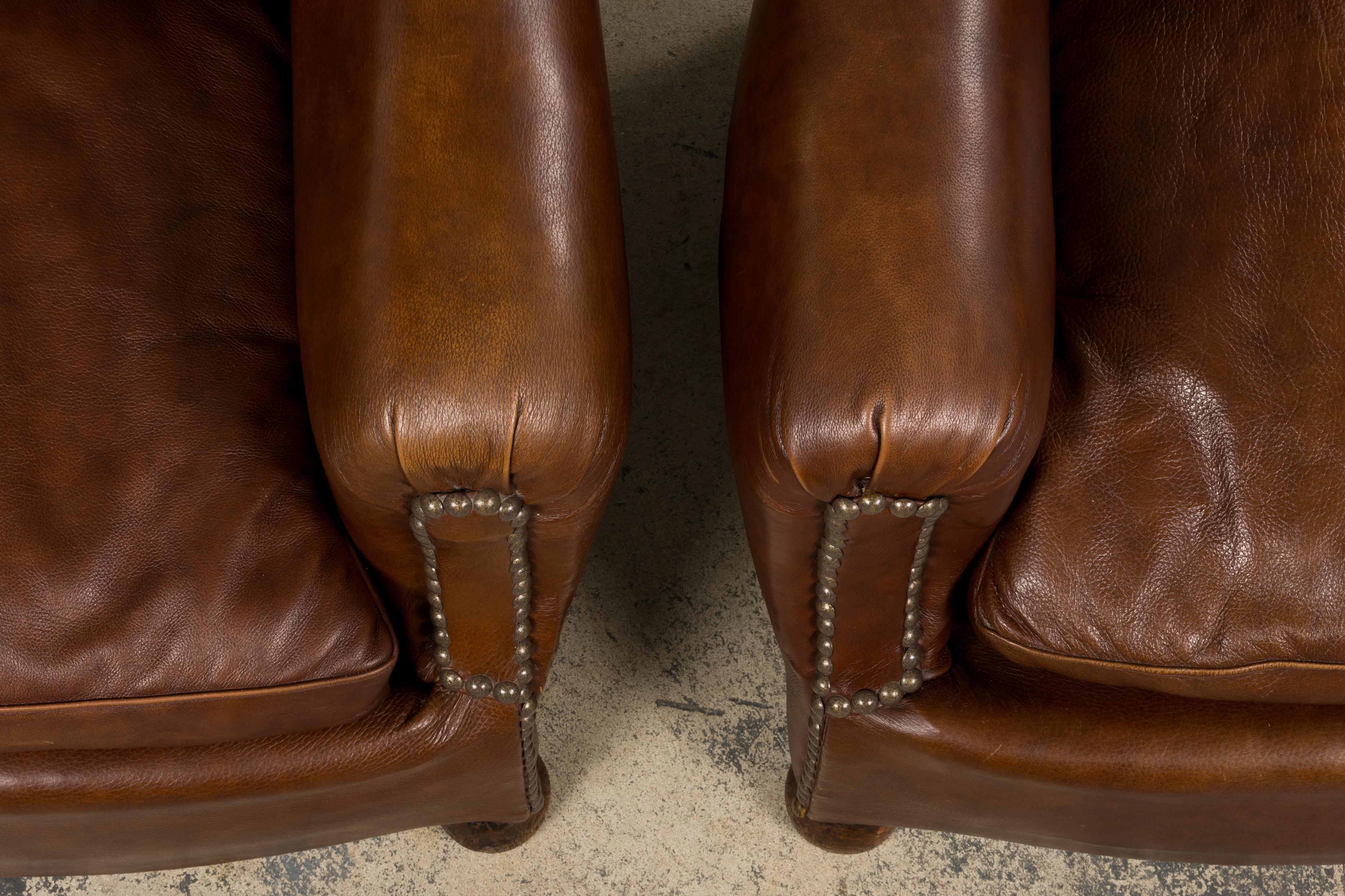 Sculpté à la main Paire de fauteuils club Art déco français des années 1930 à dossier festonné en cuir cognac en vente