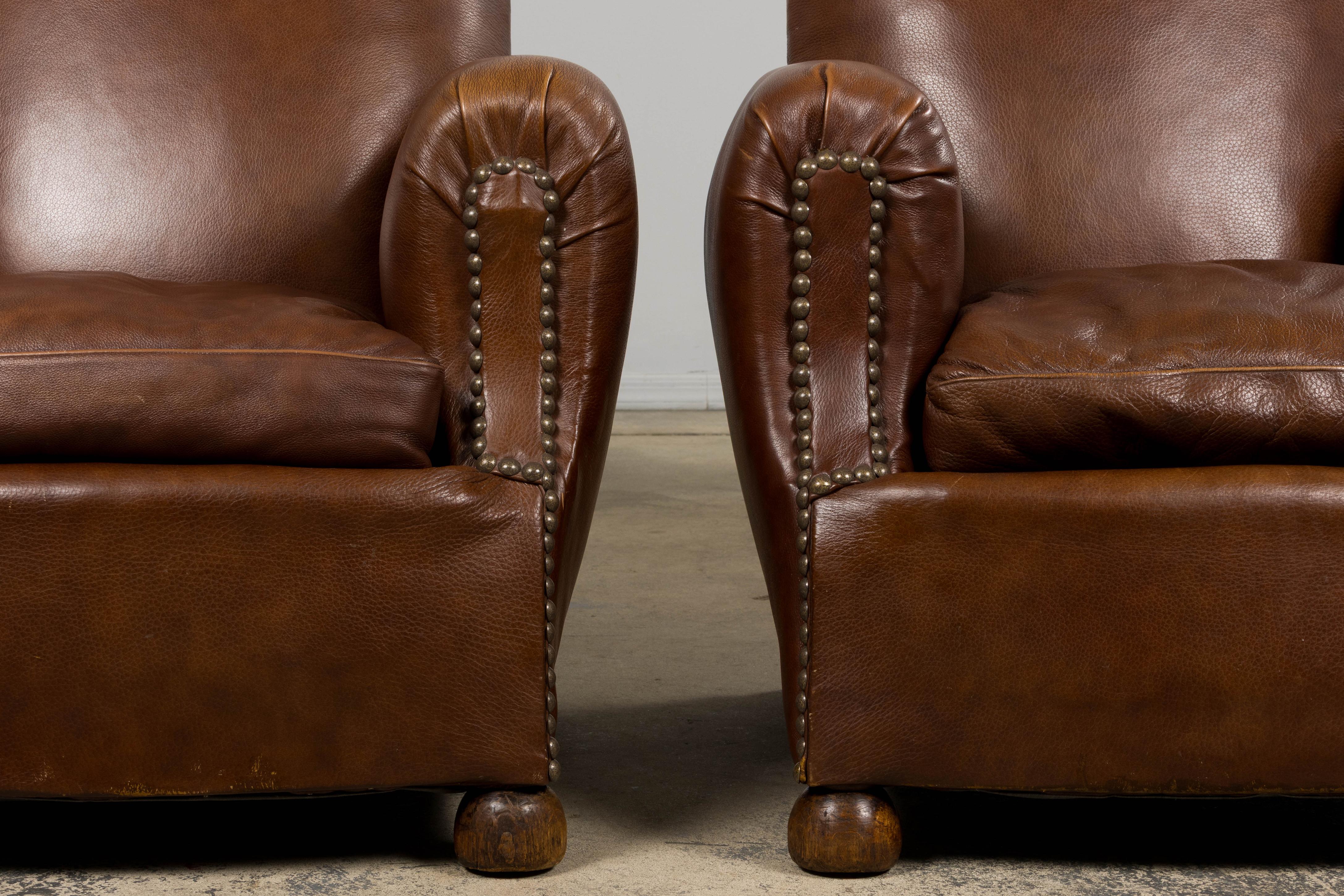 Paire de fauteuils club Art déco français des années 1930 à dossier festonné en cuir cognac Bon état - En vente à Astoria, NY