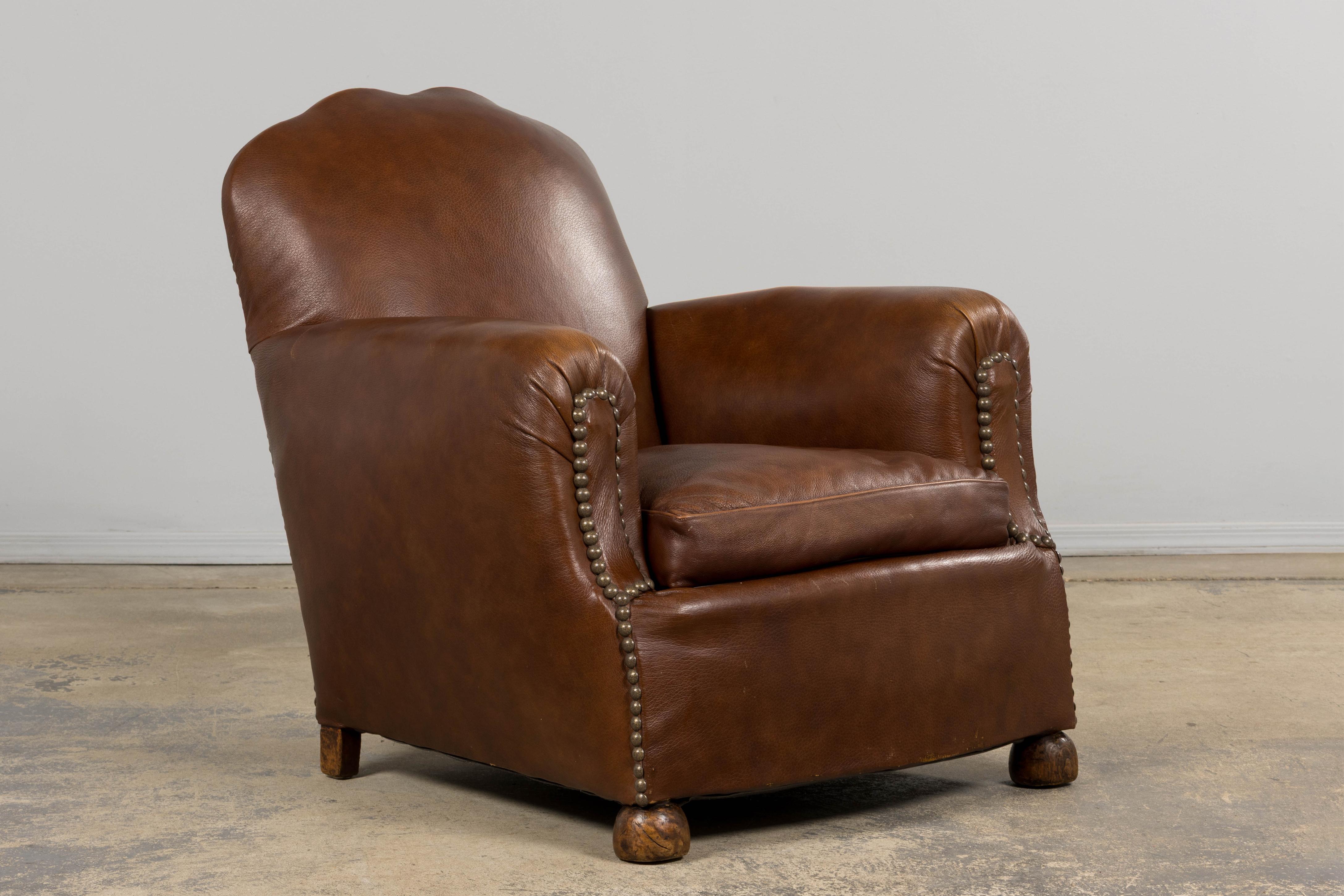 20ième siècle Paire de fauteuils club Art déco français des années 1930 à dossier festonné en cuir cognac en vente