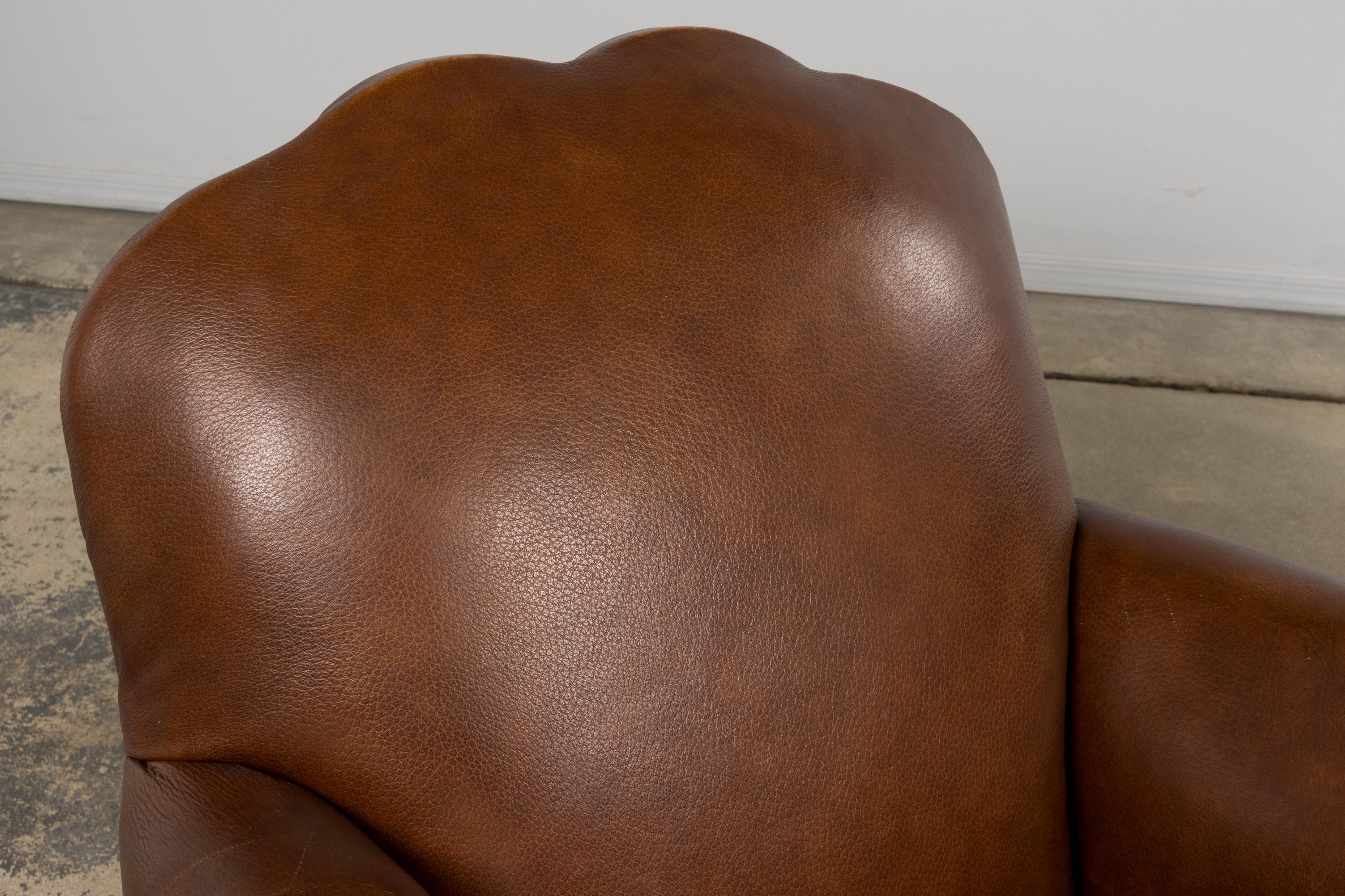 Cuir Paire de fauteuils club Art déco français des années 1930 à dossier festonné en cuir cognac en vente