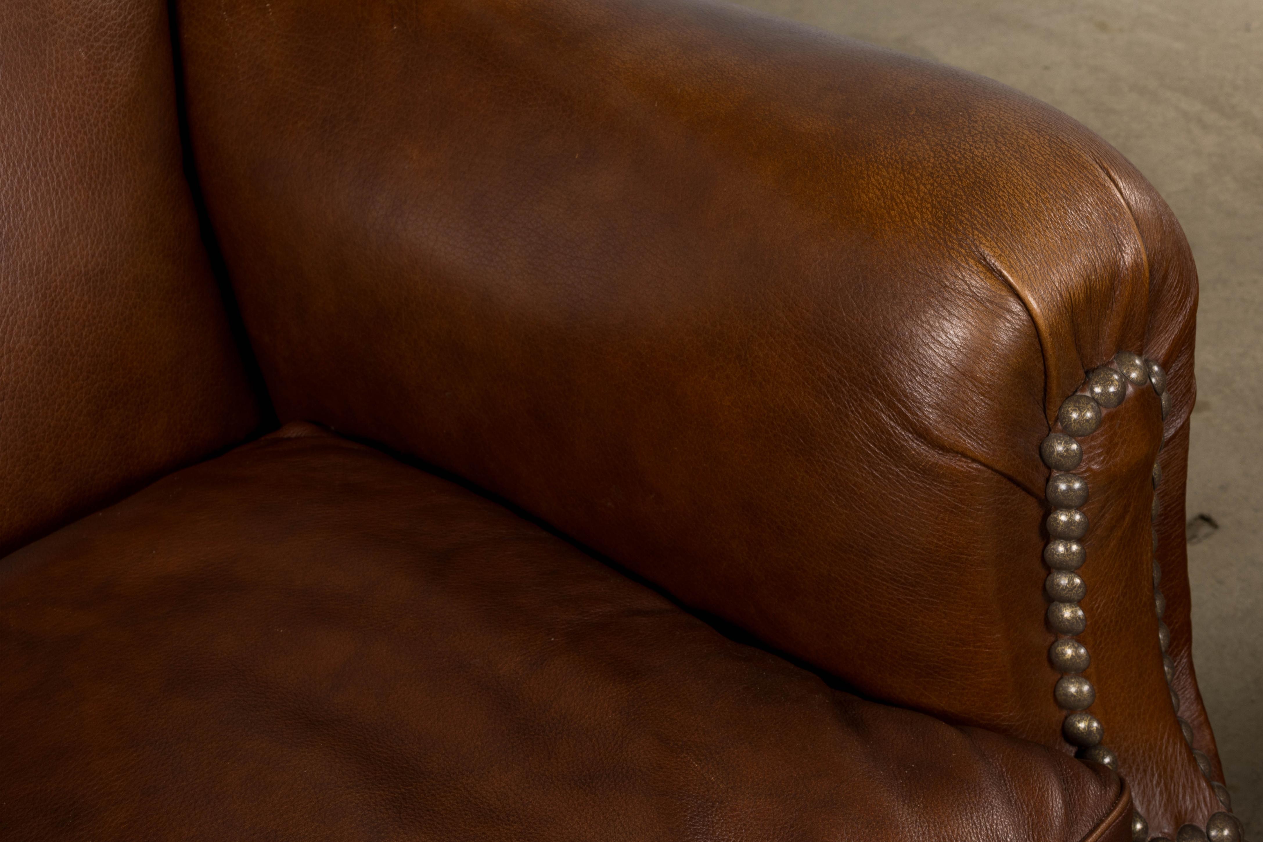 Paire de fauteuils club Art déco français des années 1930 à dossier festonné en cuir cognac en vente 1