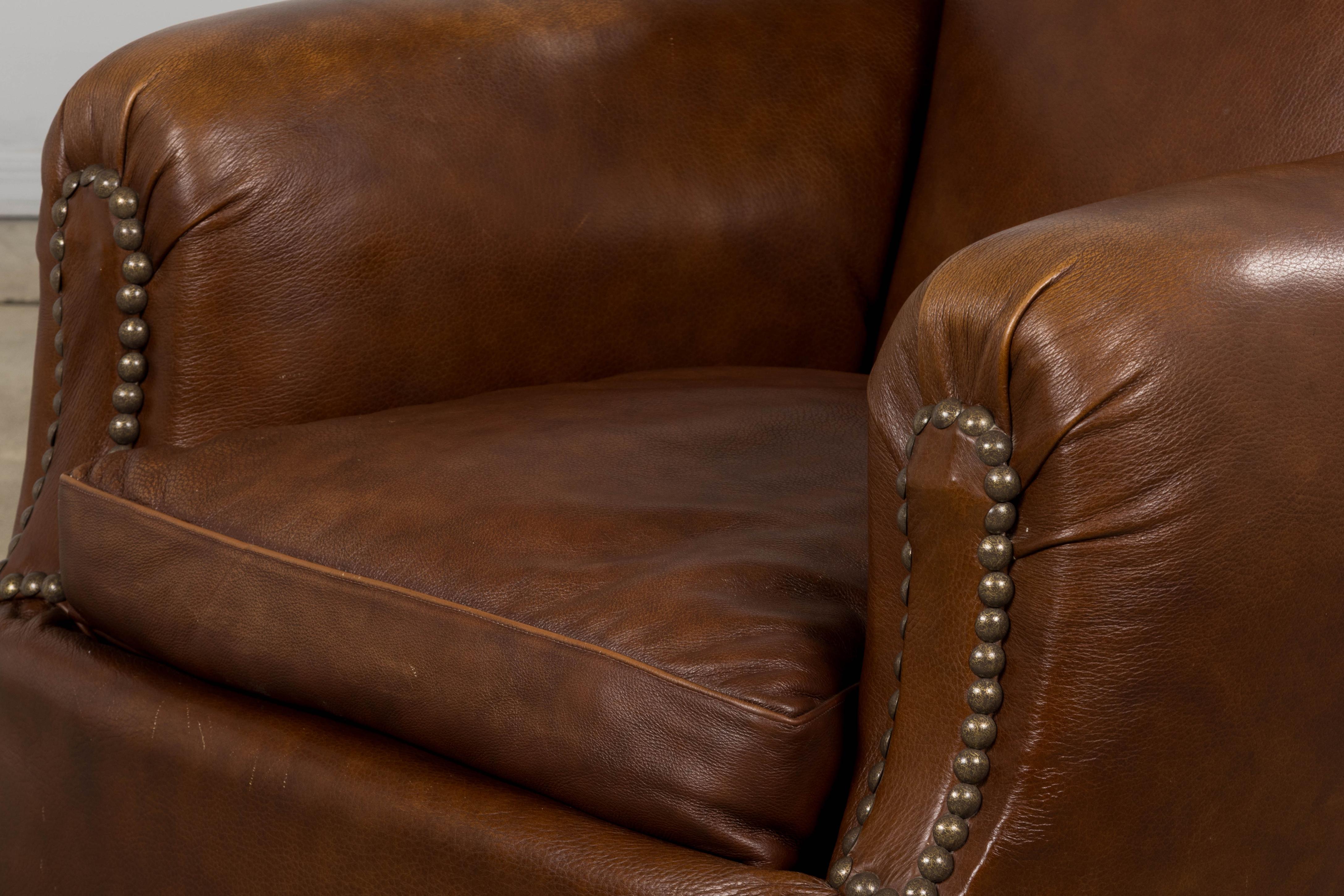 Paire de fauteuils club Art déco français des années 1930 �à dossier festonné en cuir cognac en vente 2