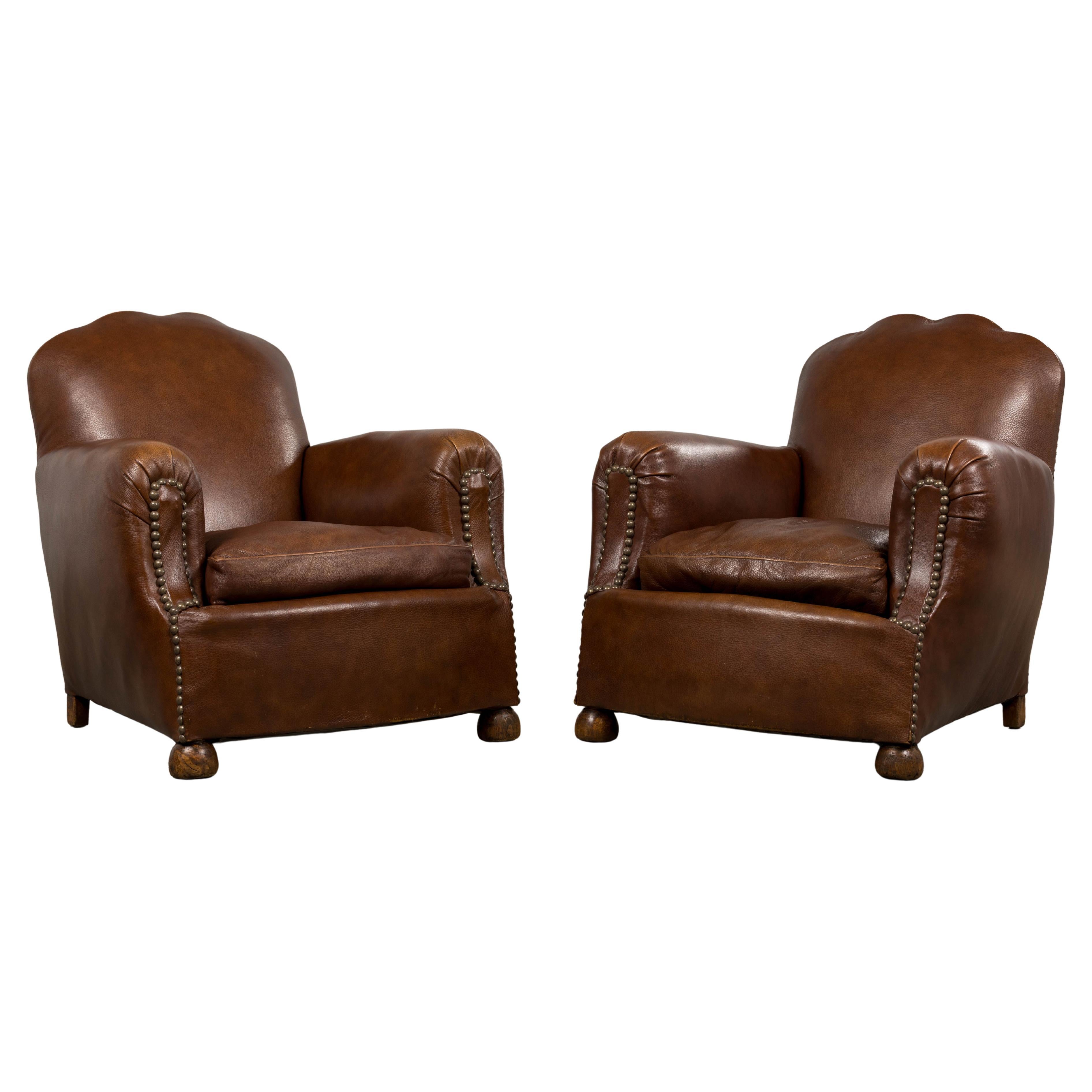 Sedie Club Art Deco francese degli anni '30 con schienale smerlato in pelle cognac - Una coppia