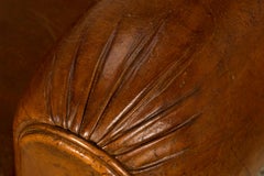 Coppia di poltrone da club in pelle color cognac con schienale smerlato, in stile Art Déco francese degli anni '30