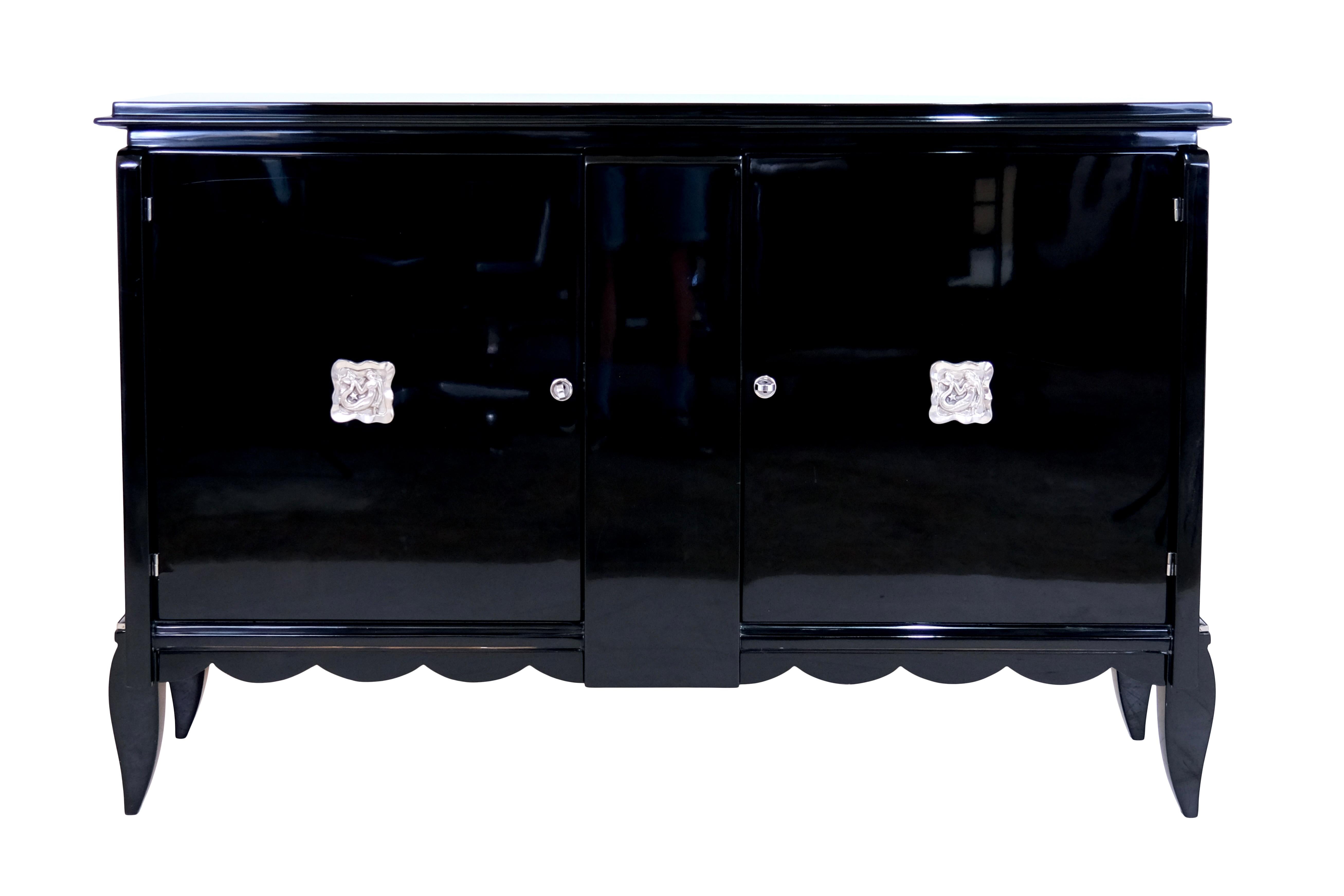 Sideboard in black lacquer with emblems

Sideboard with two doors
Piano lacquer, black high gloss
Chromed metal emblems

Original Art Deco, France 1930s

Dimensions:
Width: 144 cm
Height: 94,5 cm
Depth: 45 cm