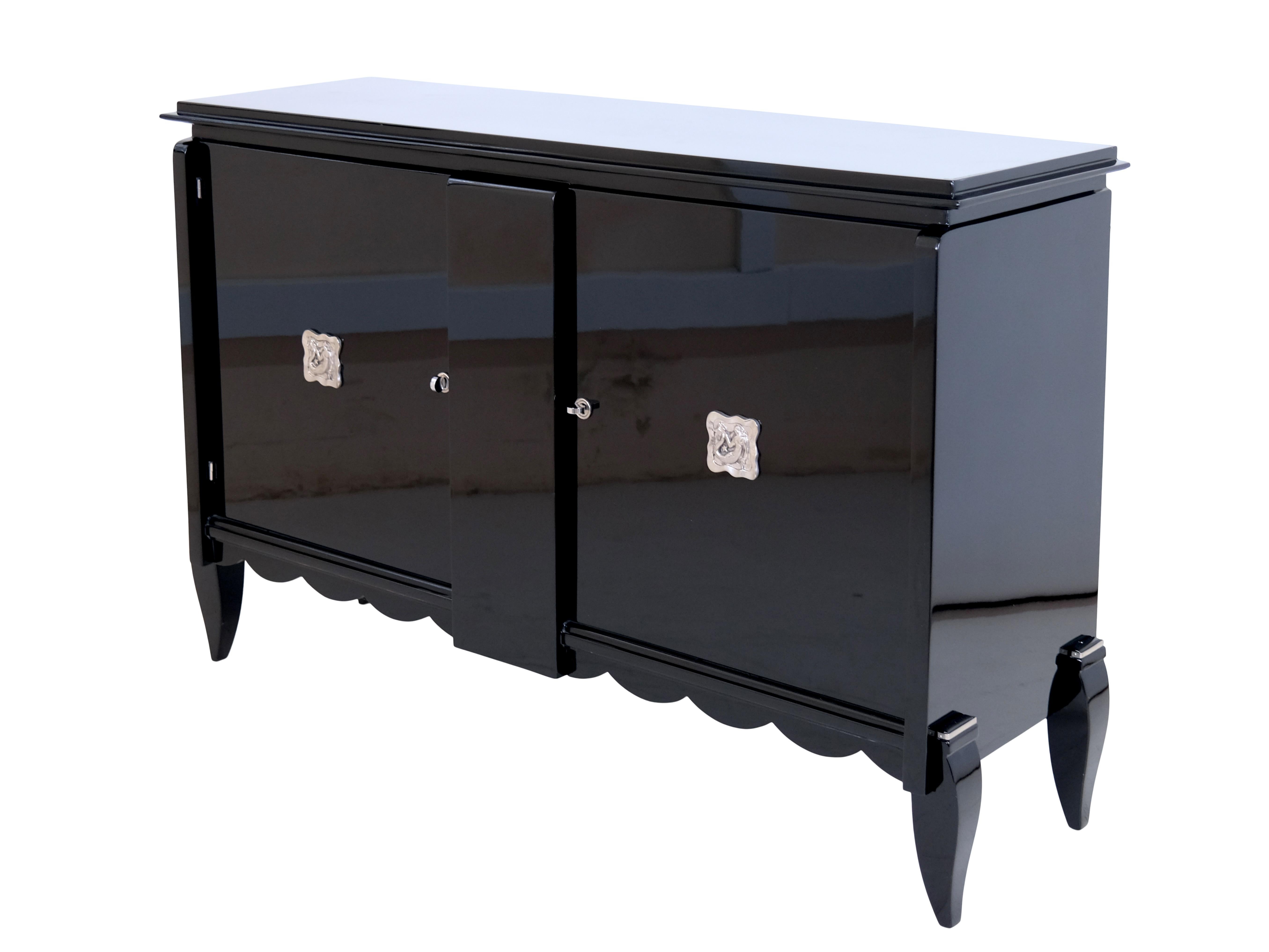 1930s French Art Deco Sideboard in Black Piano Lacquer with Chromed Emblems In Good Condition For Sale In Ulm, DE