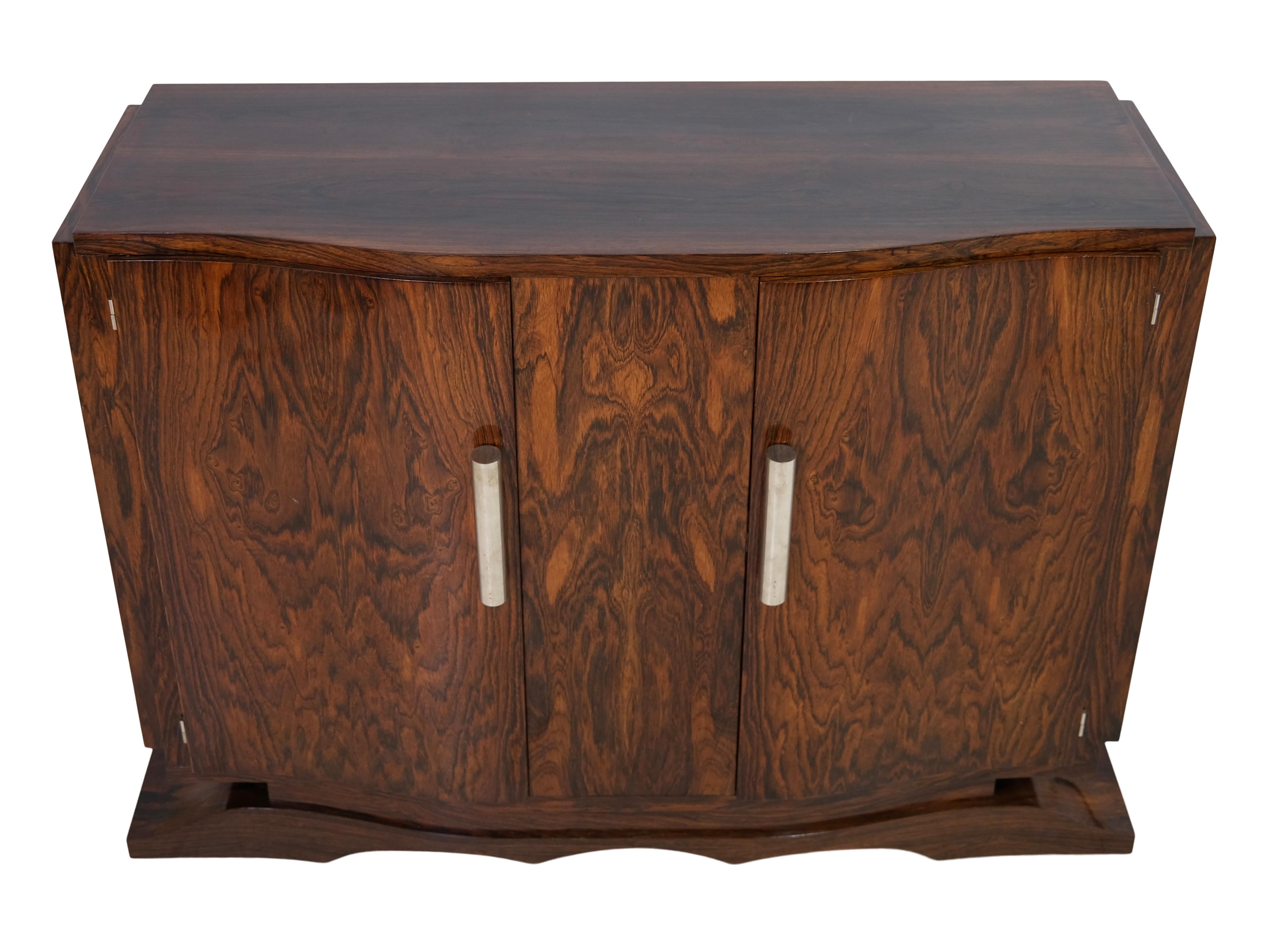 Französisches Art-Déco-Sideboard der 1930er Jahre aus kaukasischem Nussbaumholz mit Schiebebeschlägen (Art déco) im Angebot