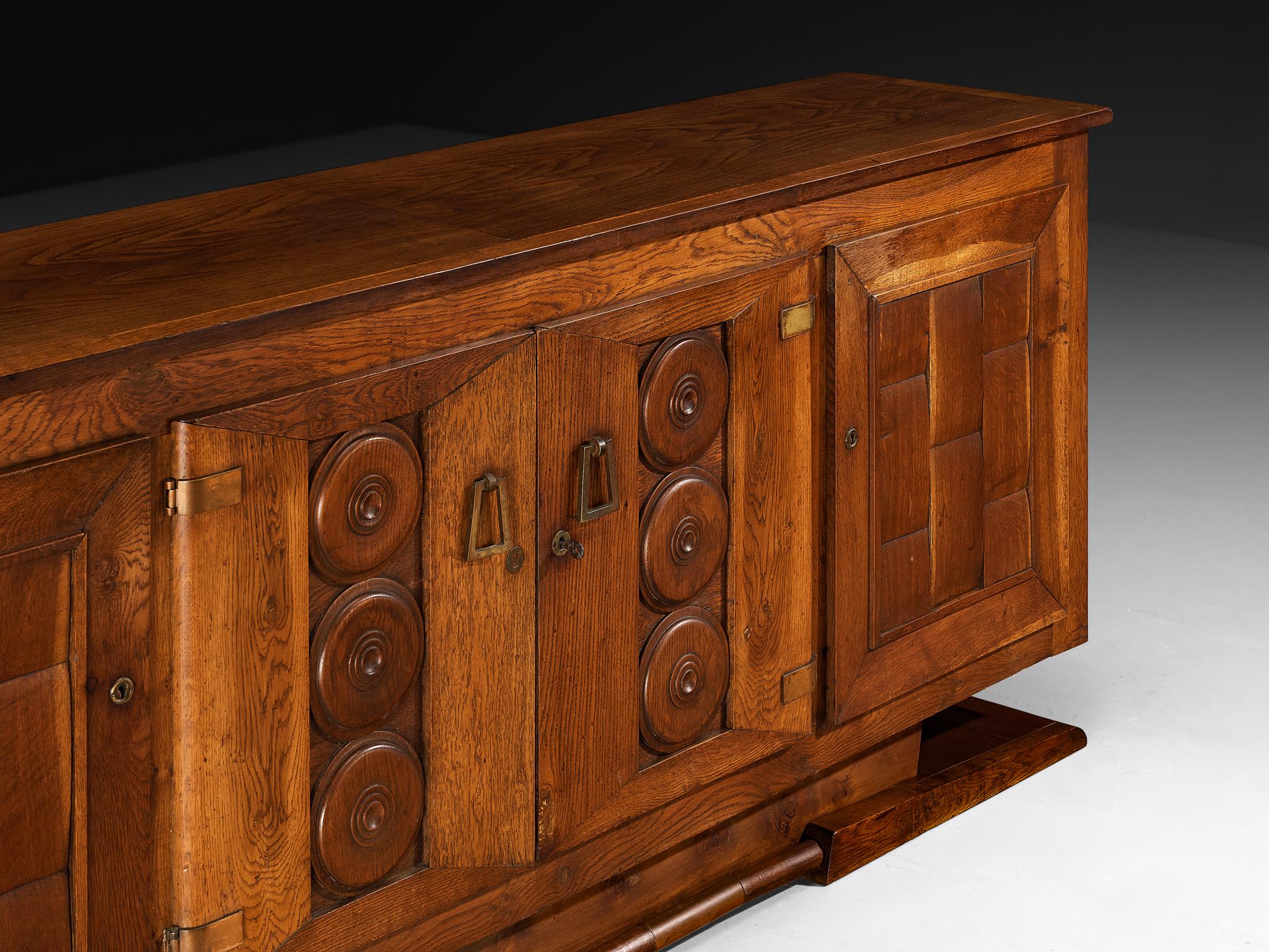Art déco Buffet Art Déco français des années 1930 en chêne massif et laiton en vente