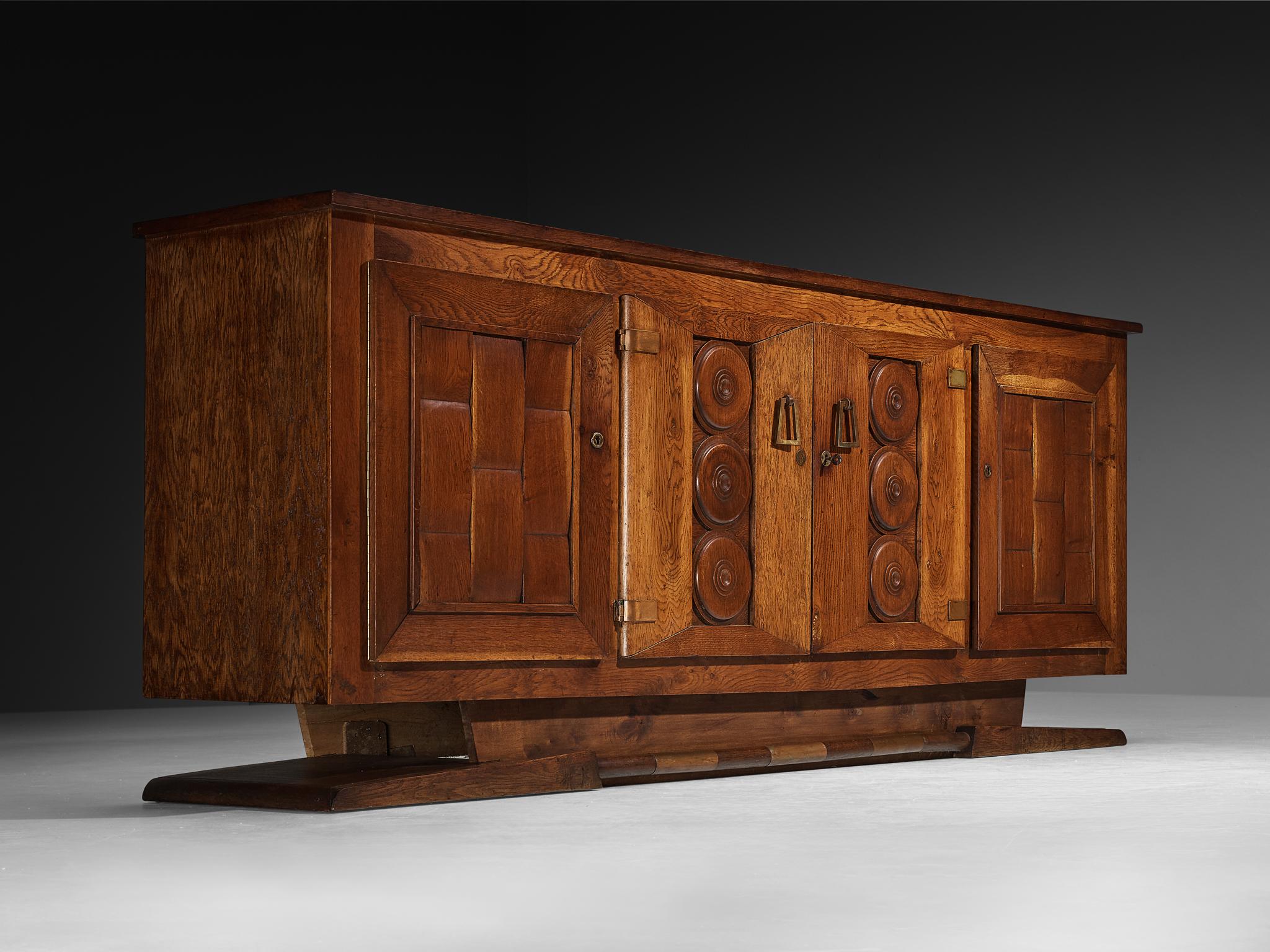 Français Buffet Art Déco français des années 1930 en chêne massif et laiton en vente