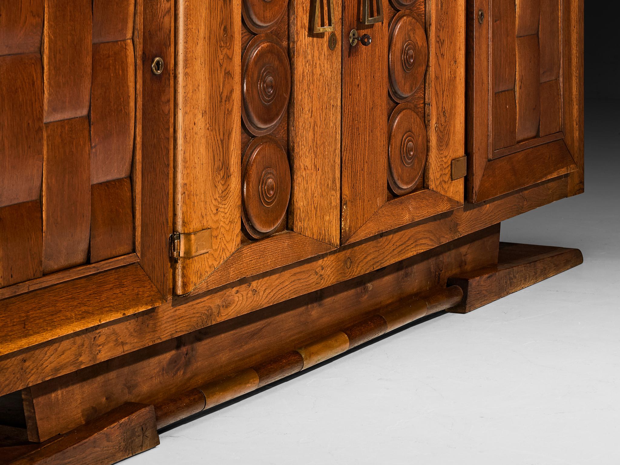 Laiton Buffet Art Déco français des années 1930 en chêne massif et laiton en vente