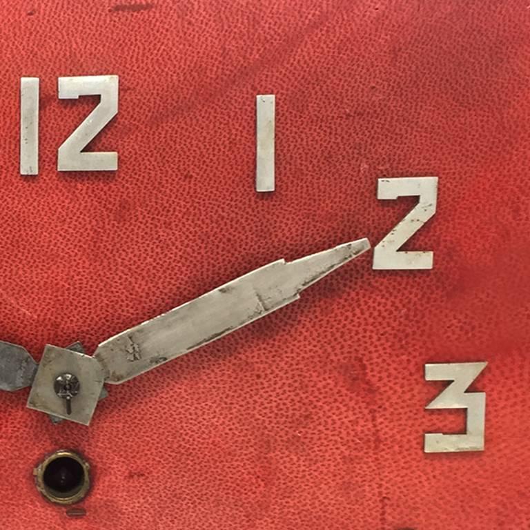 Français Horloge de table Art déco française des années 1930 en parchemin rouge en vente