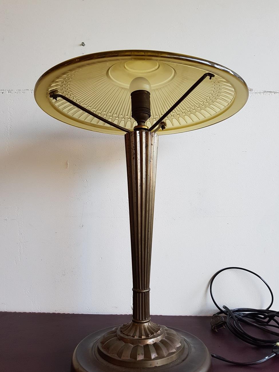 1930s French Art Deco Table or Desk Lamp with Colored Glass Shade In Good Condition In Raalte, NL