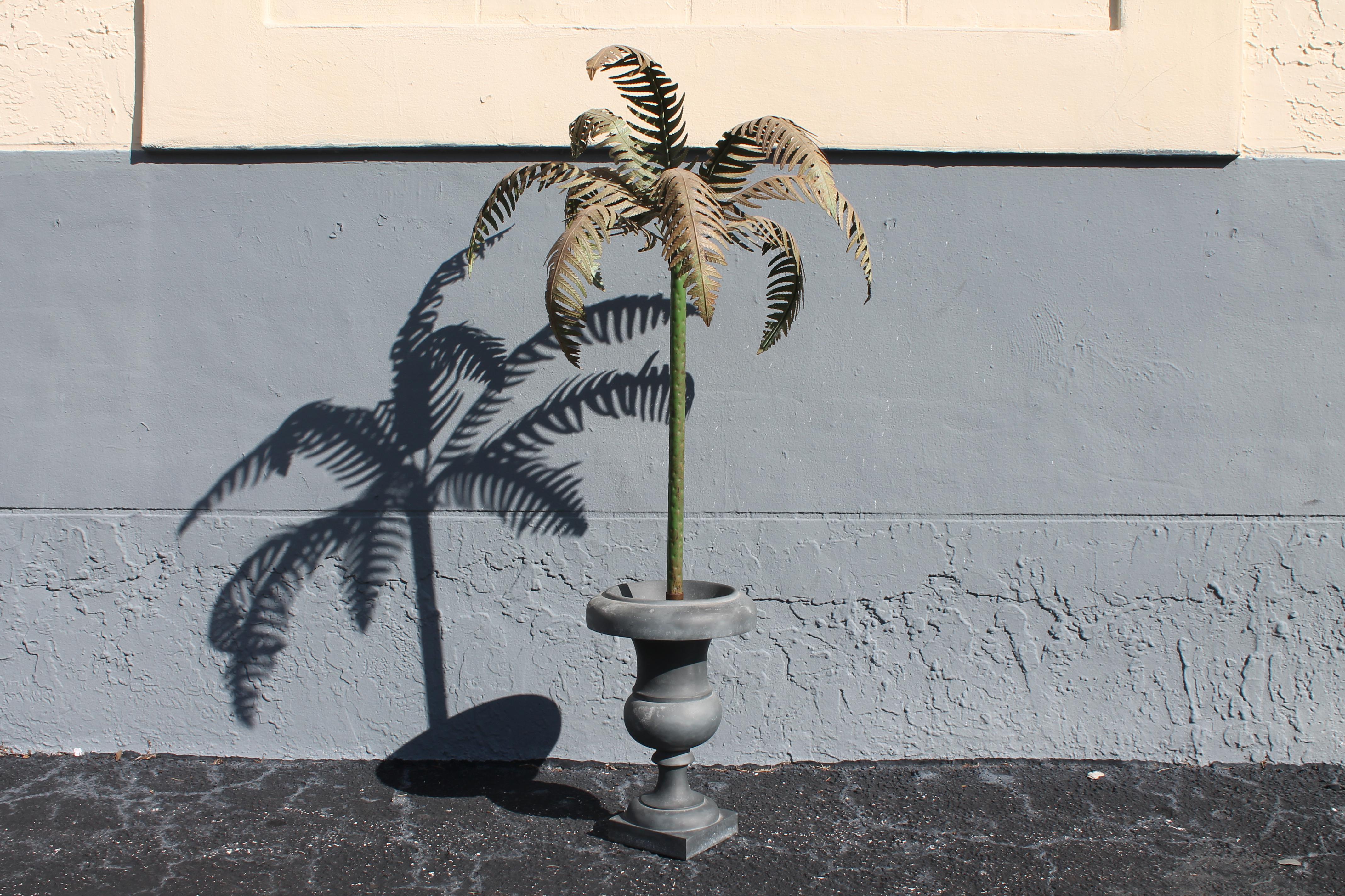 Sculpture de palmier en pot Art déco français des années 1930. Coloration verte. Les feuilles de palmier ont un aspect usé par le temps. Nous pensons que cette sculpture a été conçue à dessein. Il s'agit d'une grande pièce dans le style de la Maison