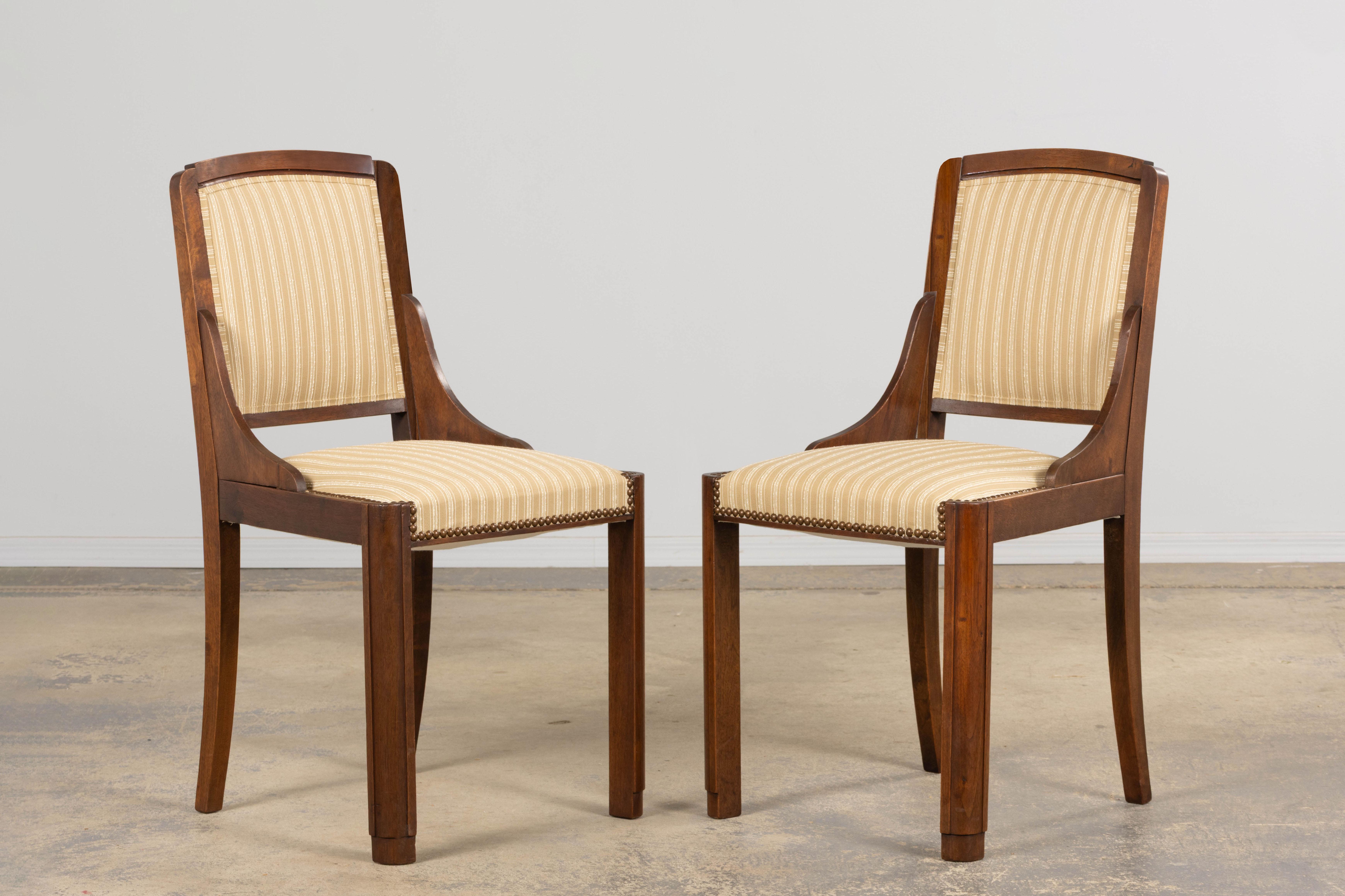 Un elegante set restaurato di sei sedie da pranzo francesi Art Déco degli anni '30, provenienti dalla Provenza. Sapientemente realizzate a mano in noce massiccio, le sedie presentano schienali quadrati con angoli arrotondati e un profilo laterale