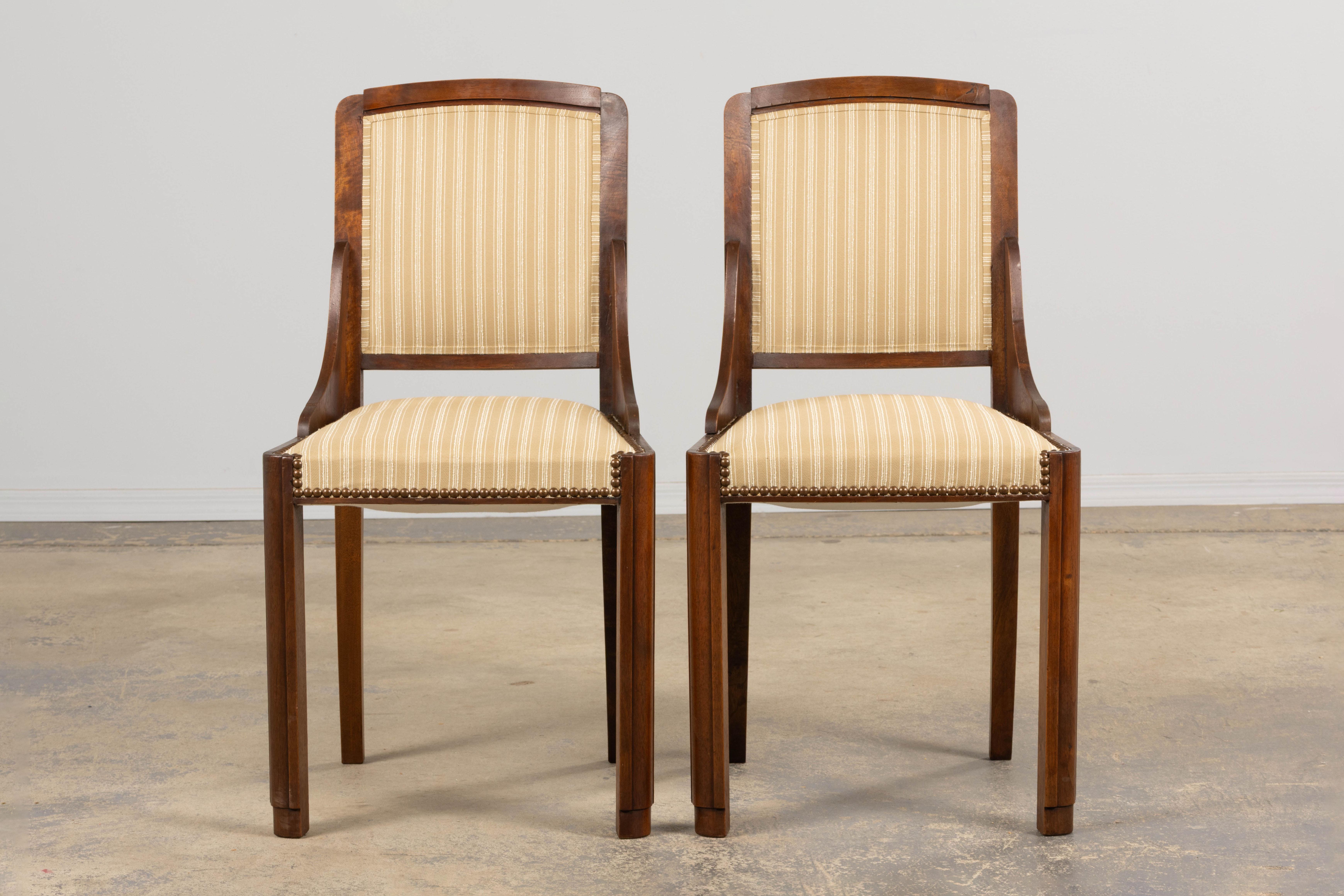 Intagliato a mano Sedie da pranzo in noce Art Deco francese degli anni '30 a righe beige - Set di 6 in vendita