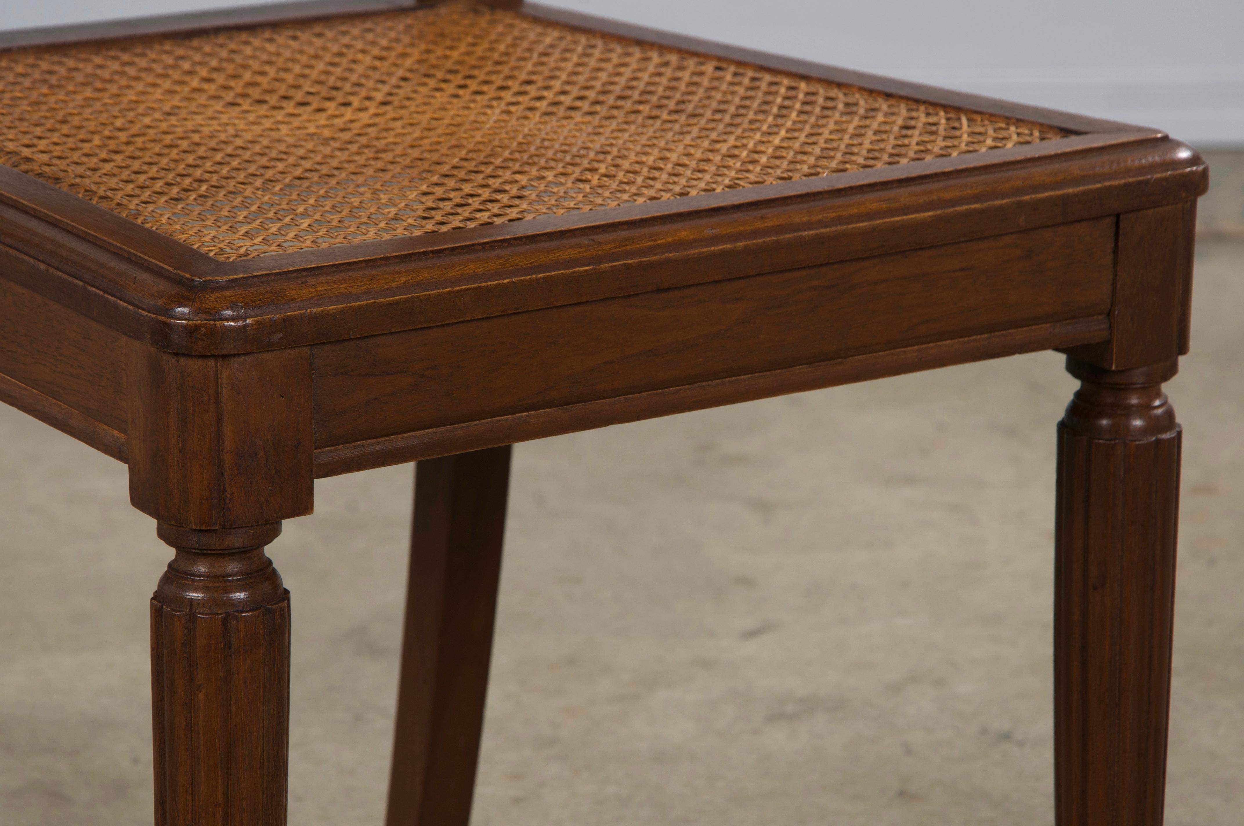 Sedie da pranzo francesi Art Deco in noce degli anni '30 con sedute a canne - Set di 8 in vendita 3