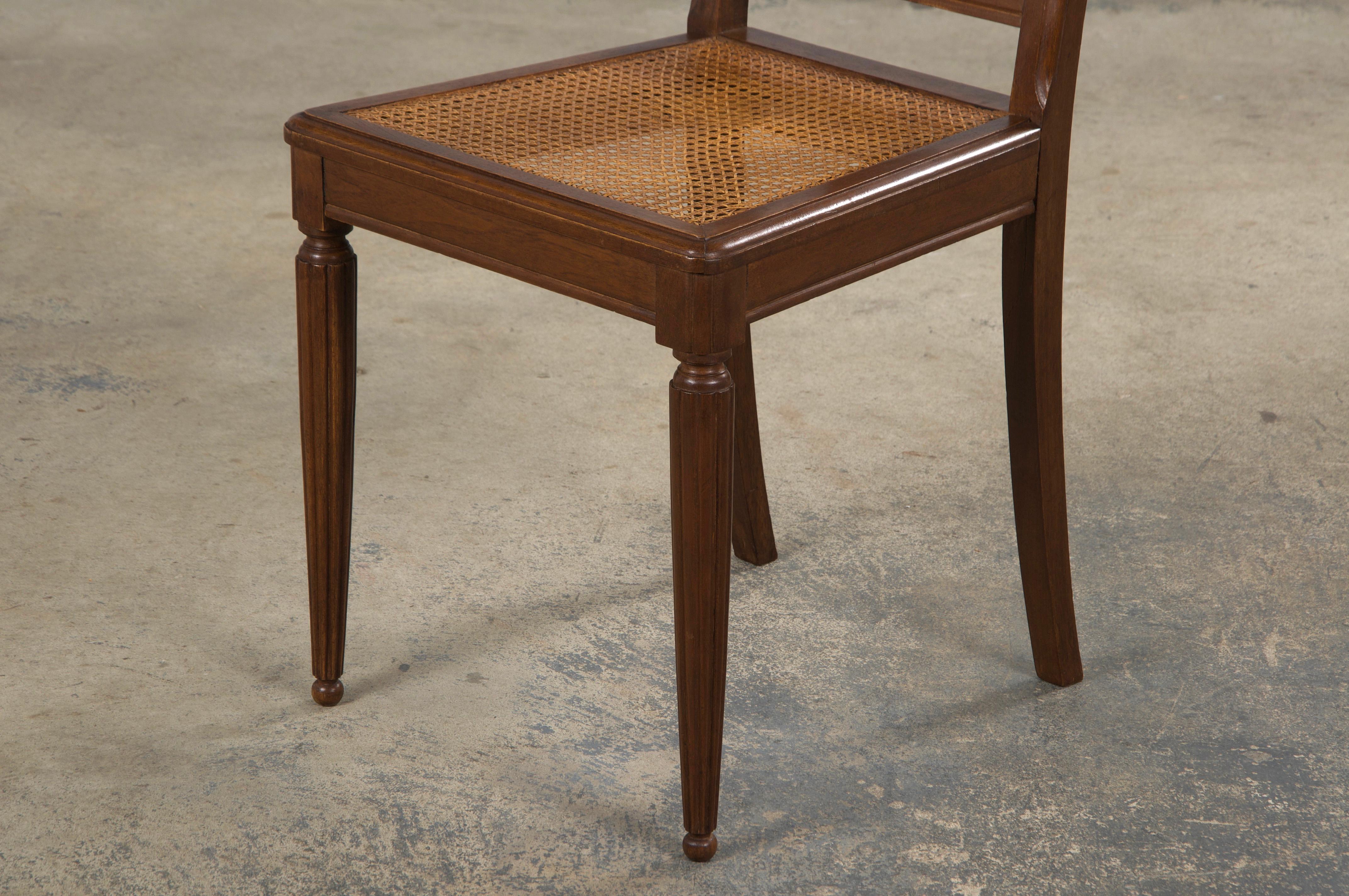 Sedie da pranzo francesi Art Deco in noce degli anni '30 con sedute a canne - Set di 8 in vendita 9