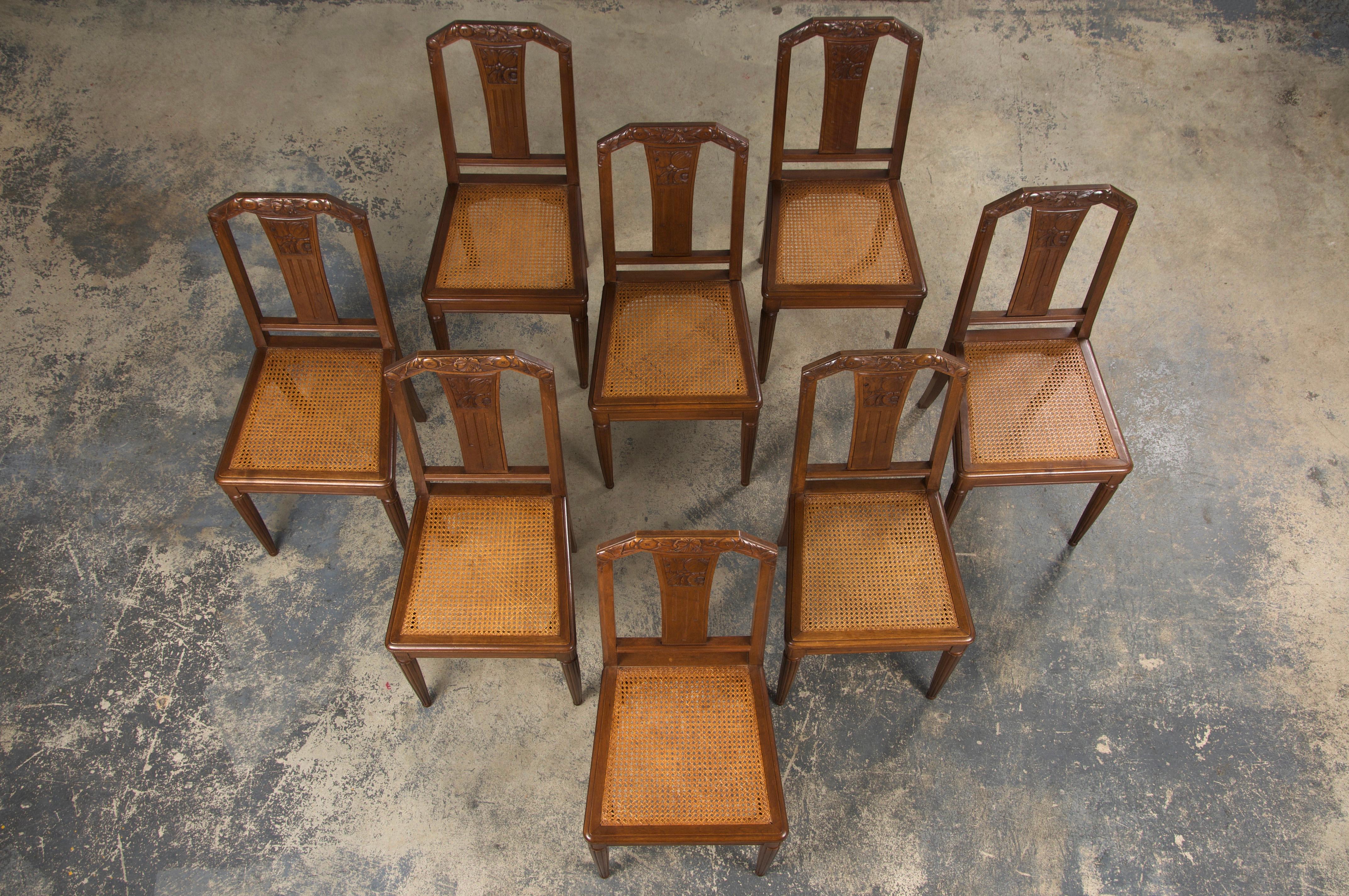 Art Déco Sedie da pranzo francesi Art Deco in noce degli anni '30 con sedute a canne - Set di 8 in vendita