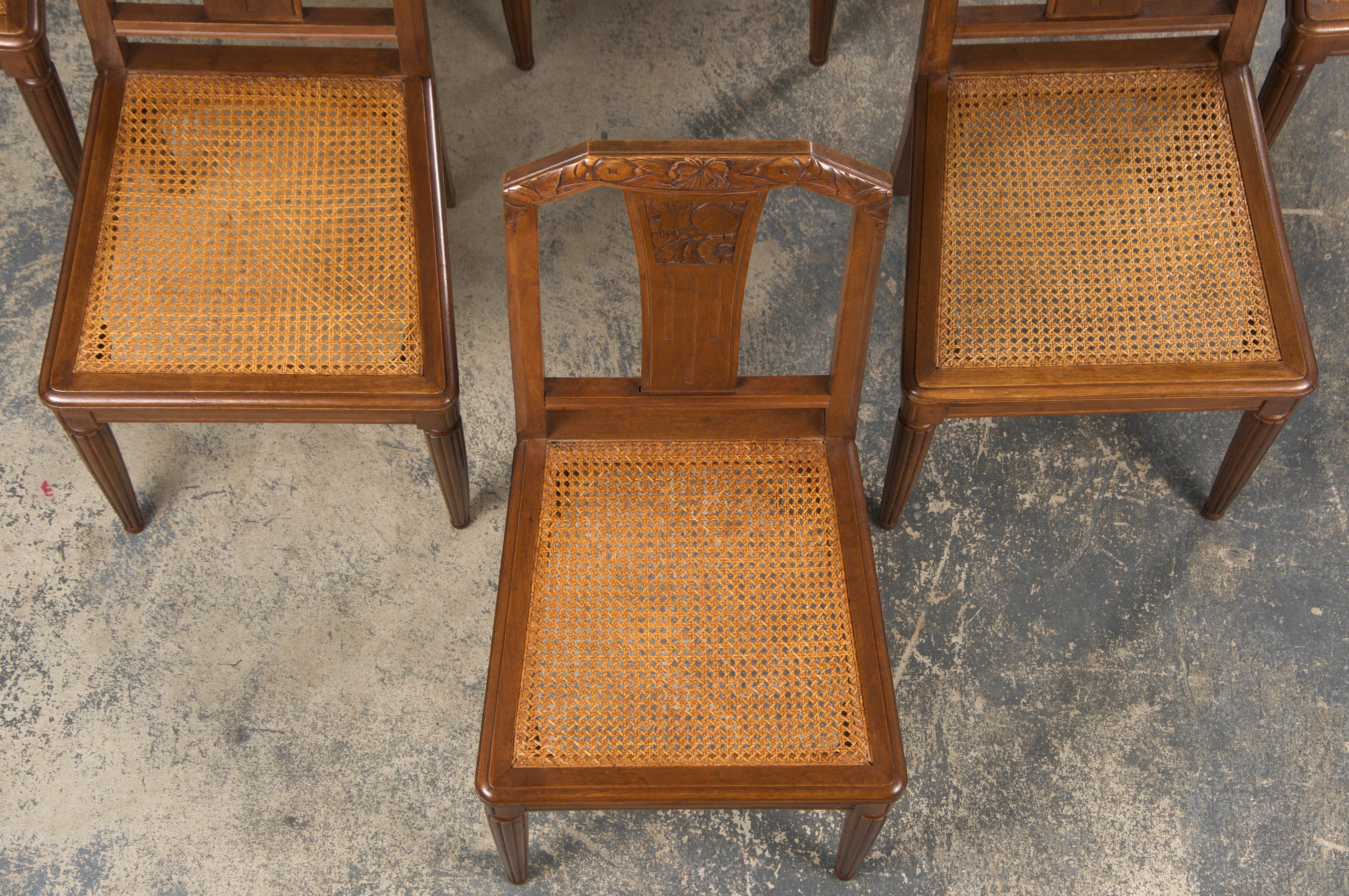 Francese Sedie da pranzo francesi Art Deco in noce degli anni '30 con sedute a canne - Set di 8 in vendita