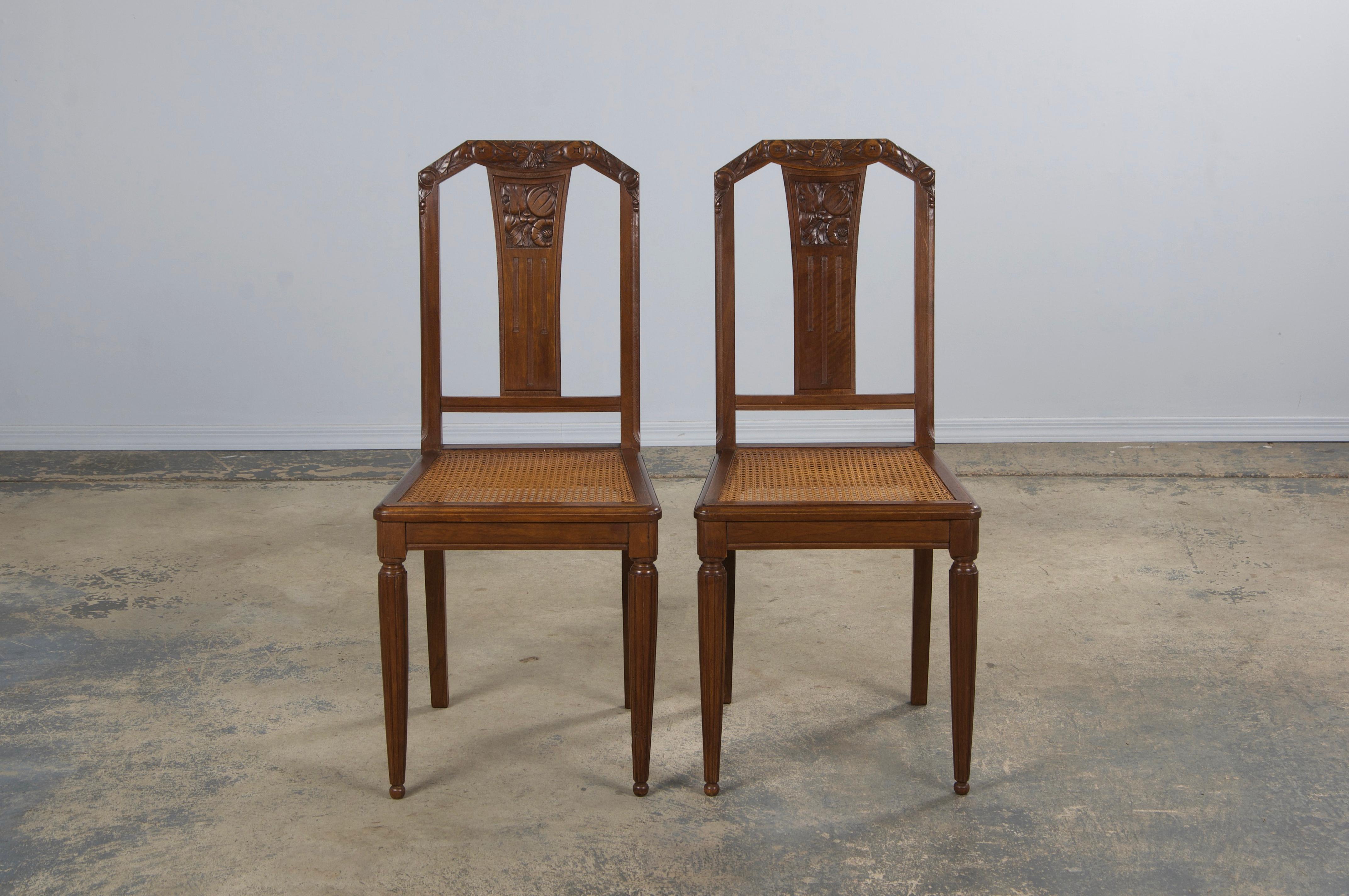 Intagliato a mano Sedie da pranzo francesi Art Deco in noce degli anni '30 con sedute a canne - Set di 8 in vendita