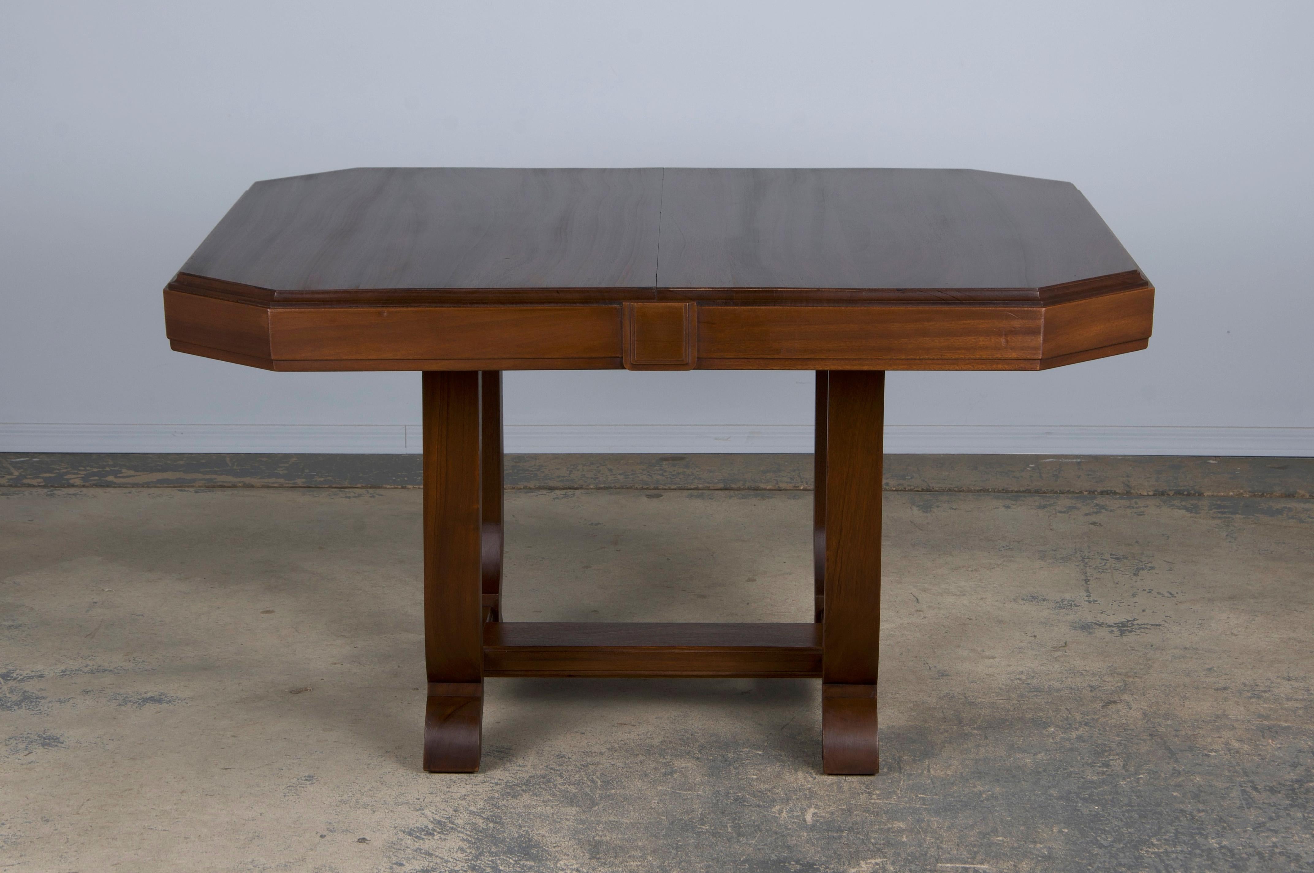 1930s French Art Deco Walnut Dining Table In Good Condition In Astoria, NY