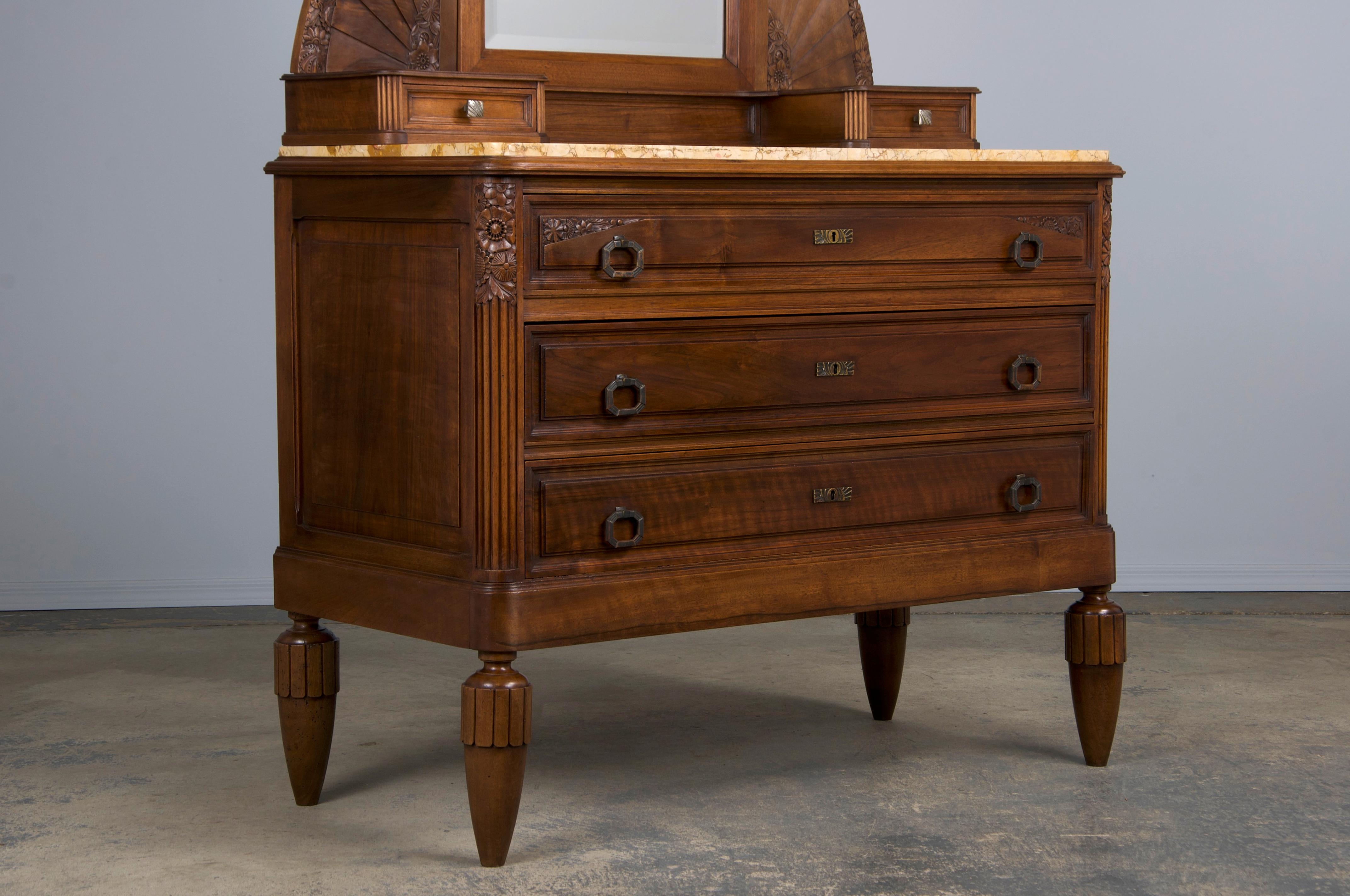 Comò francese Art Deco in noce del 1930 con piano in marmo e specchio in vendita 3
