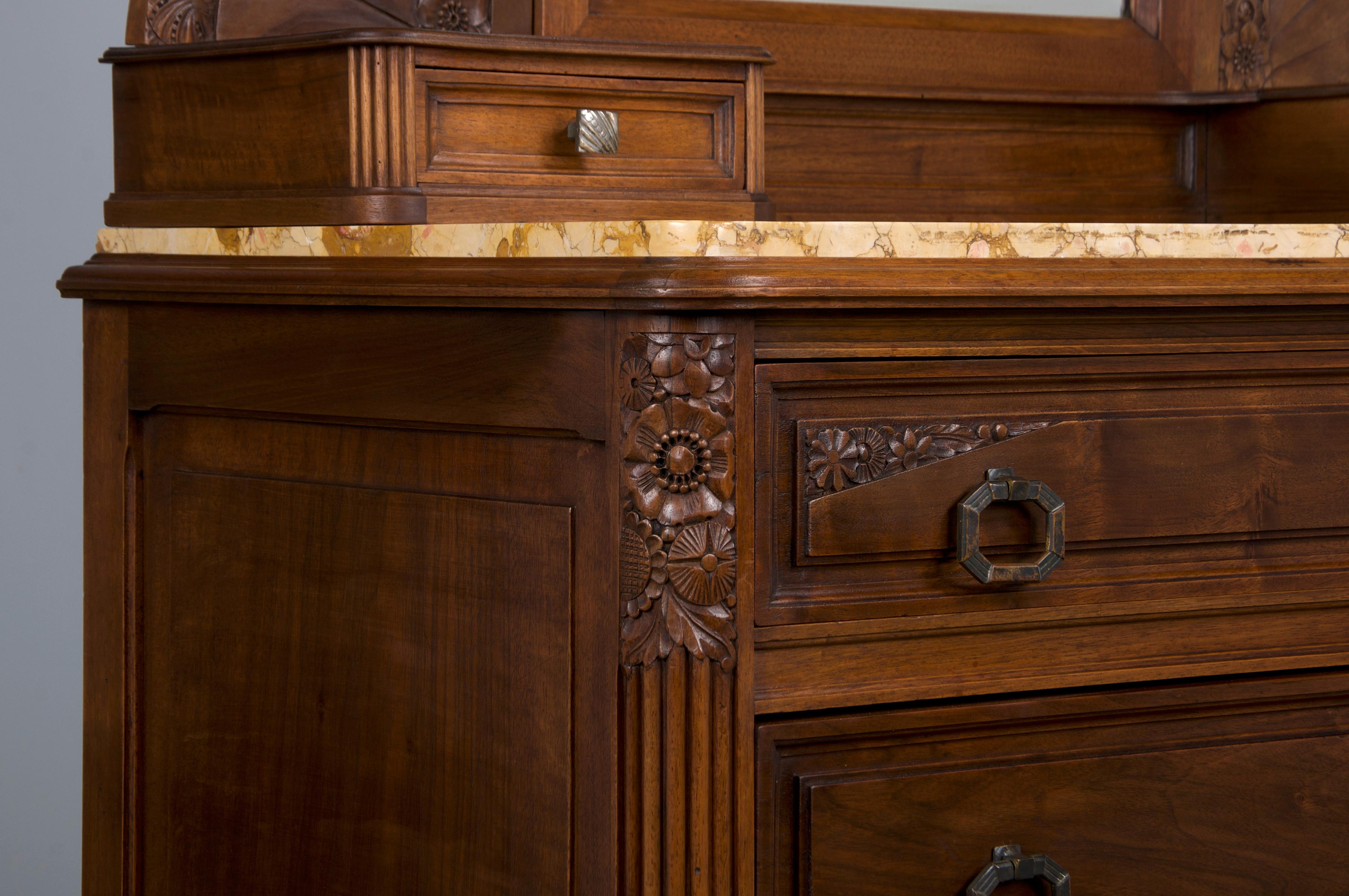 Comò francese Art Deco in noce del 1930 con piano in marmo e specchio in vendita 4