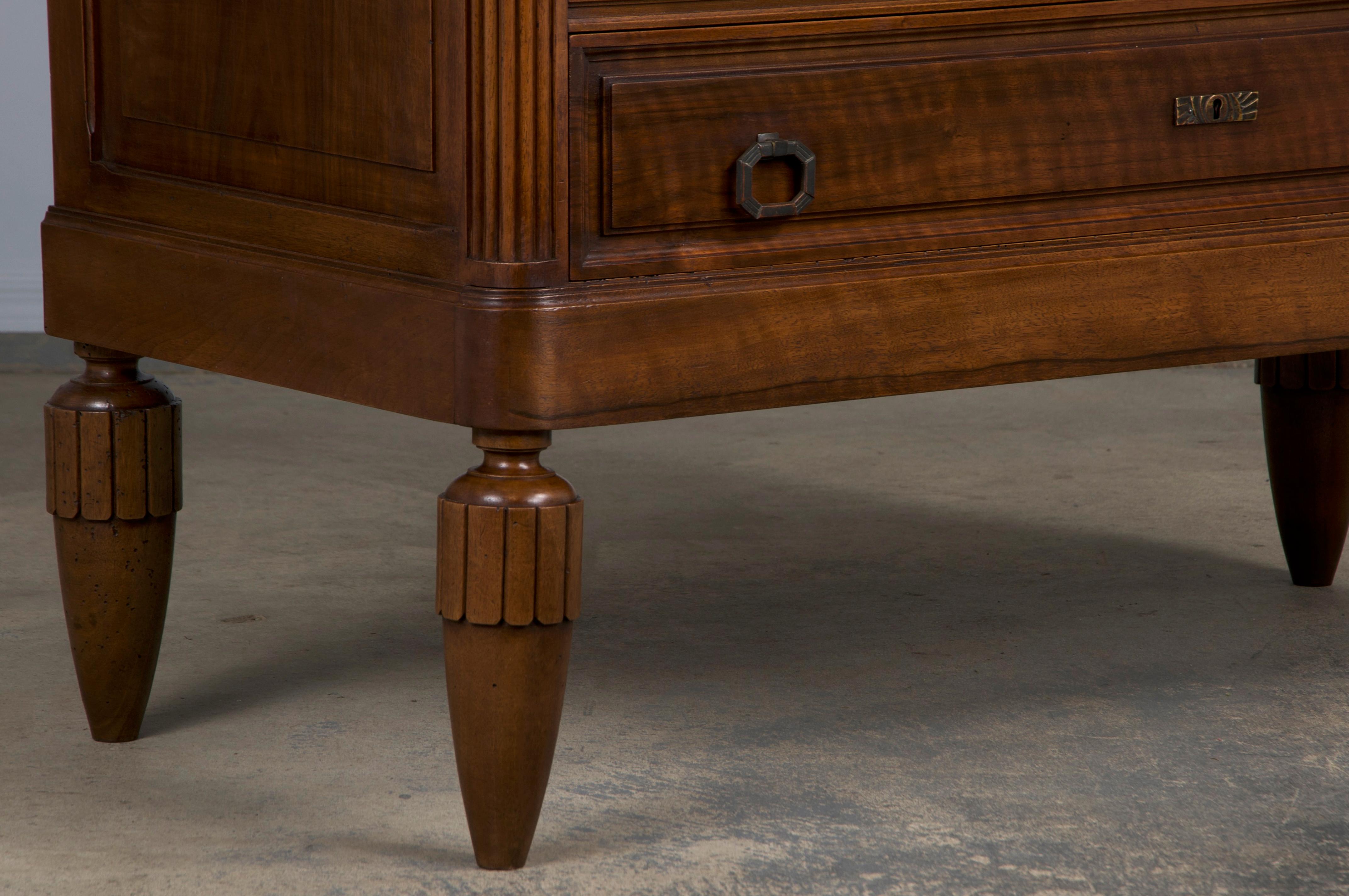 Comò francese Art Deco in noce del 1930 con piano in marmo e specchio in vendita 5