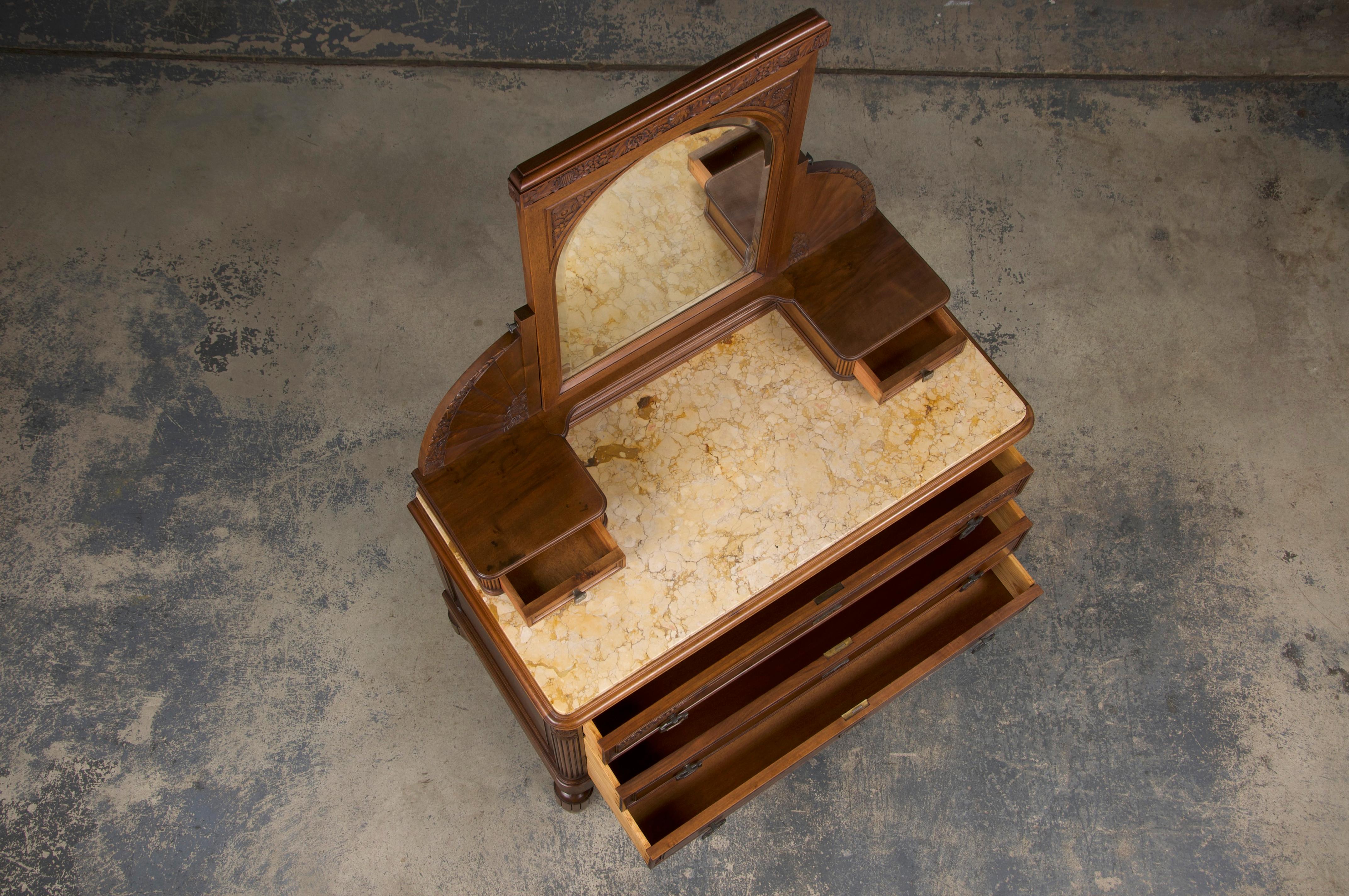 Comò francese Art Deco in noce del 1930 con piano in marmo e specchio in vendita 6