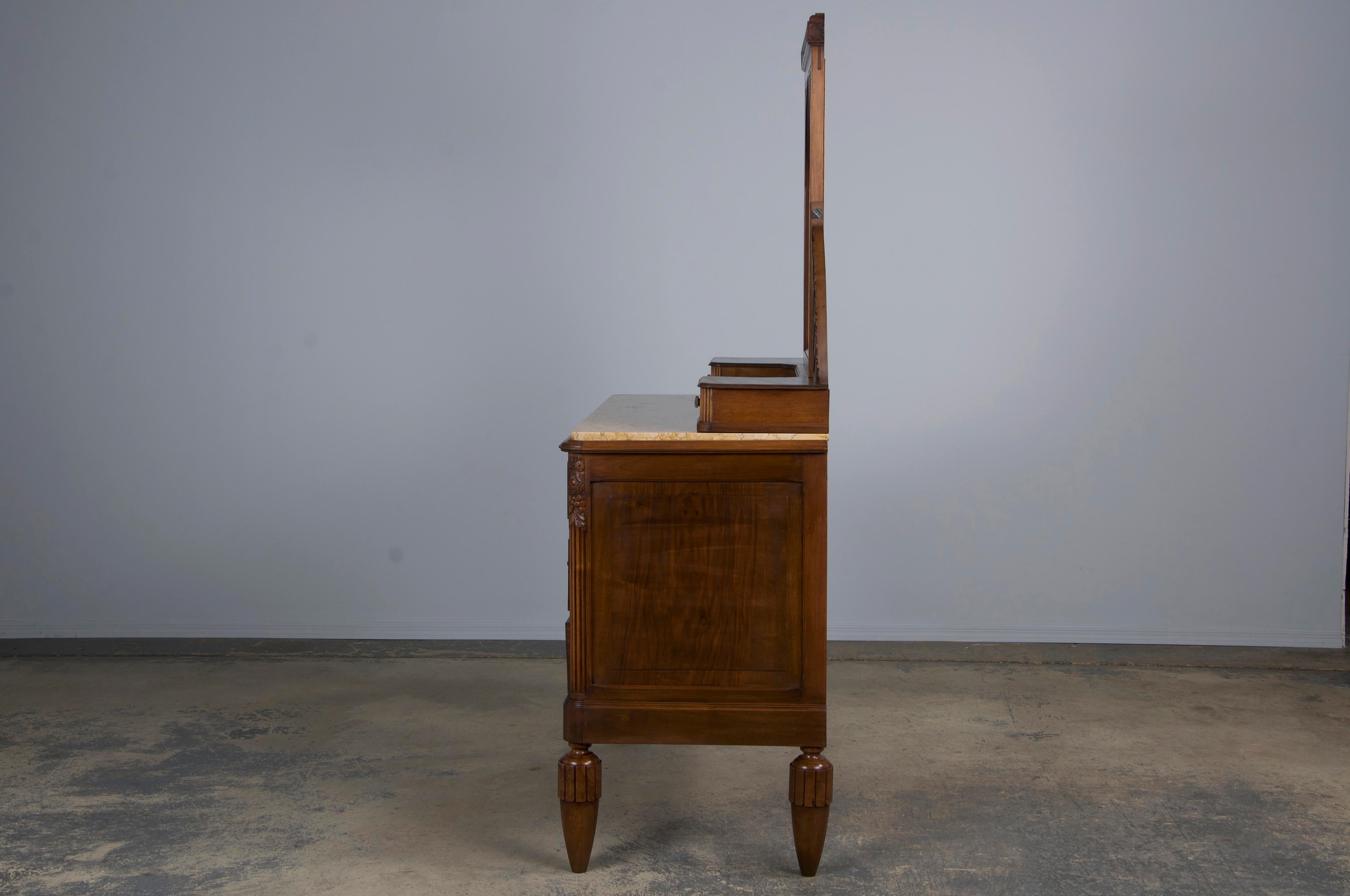 Comò francese Art Deco in noce del 1930 con piano in marmo e specchio in vendita 7