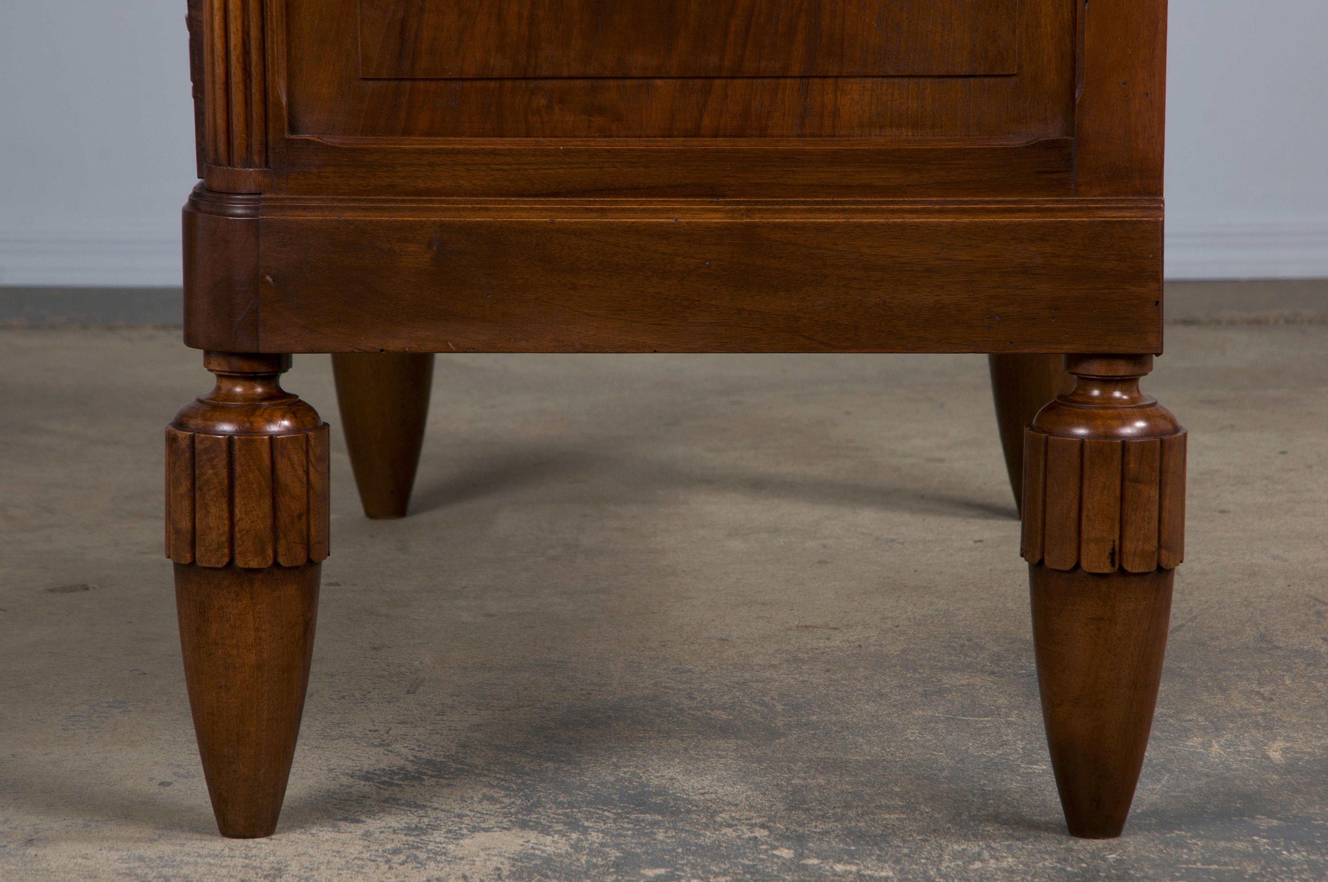 Comò francese Art Deco in noce del 1930 con piano in marmo e specchio in vendita 8