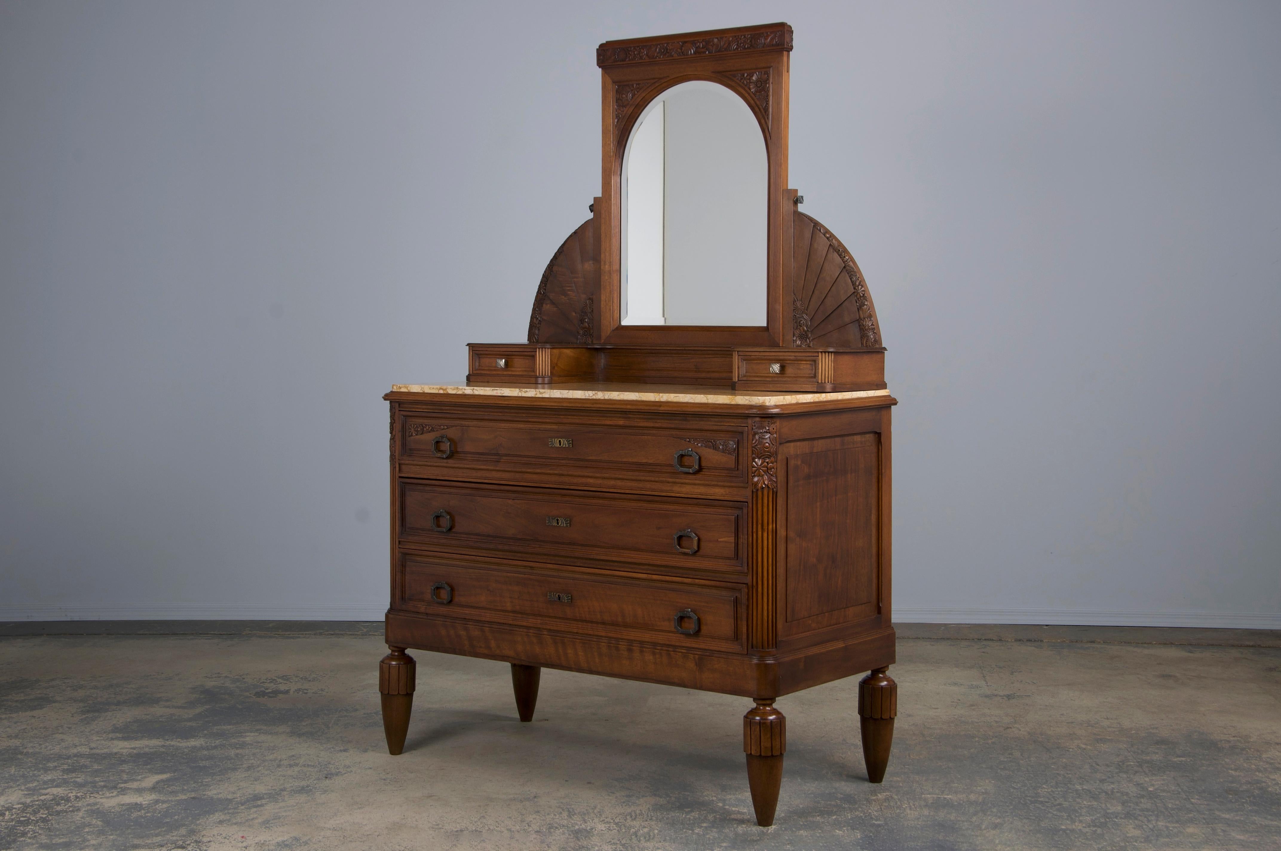 Comò francese Art Deco in noce del 1930 con piano in marmo e specchio in vendita 9