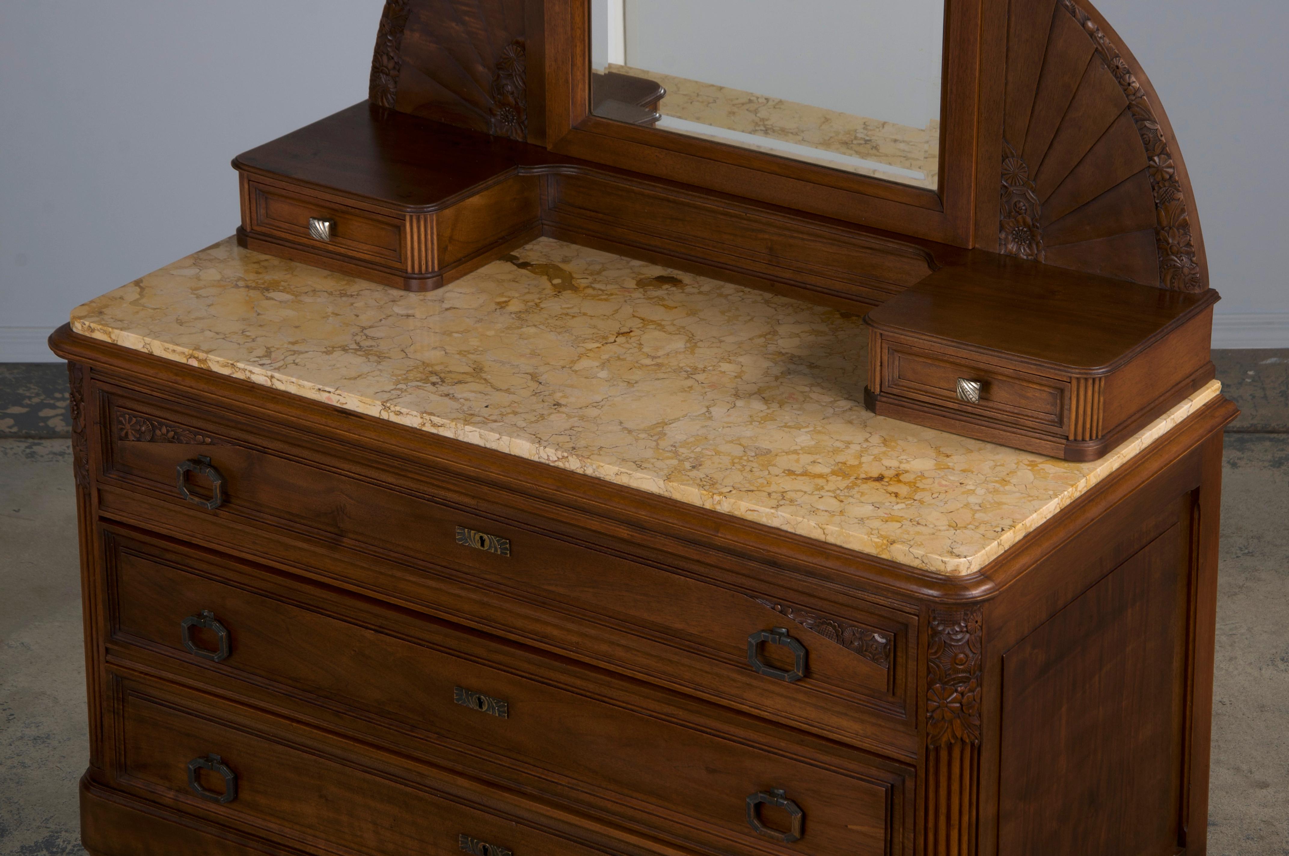 Comò francese Art Deco in noce del 1930 con piano in marmo e specchio in vendita 10