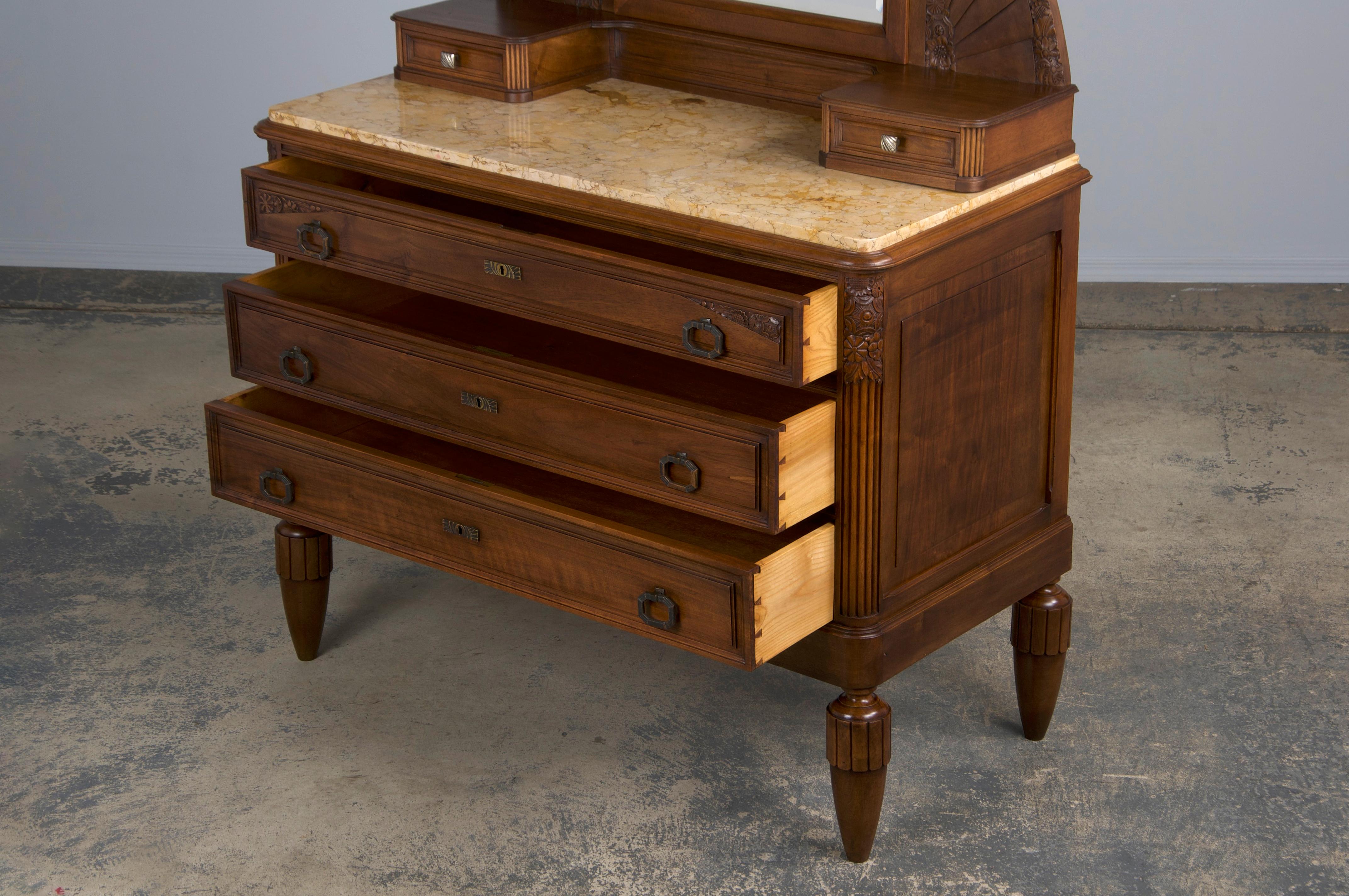 Comò francese Art Deco in noce del 1930 con piano in marmo e specchio in vendita 11