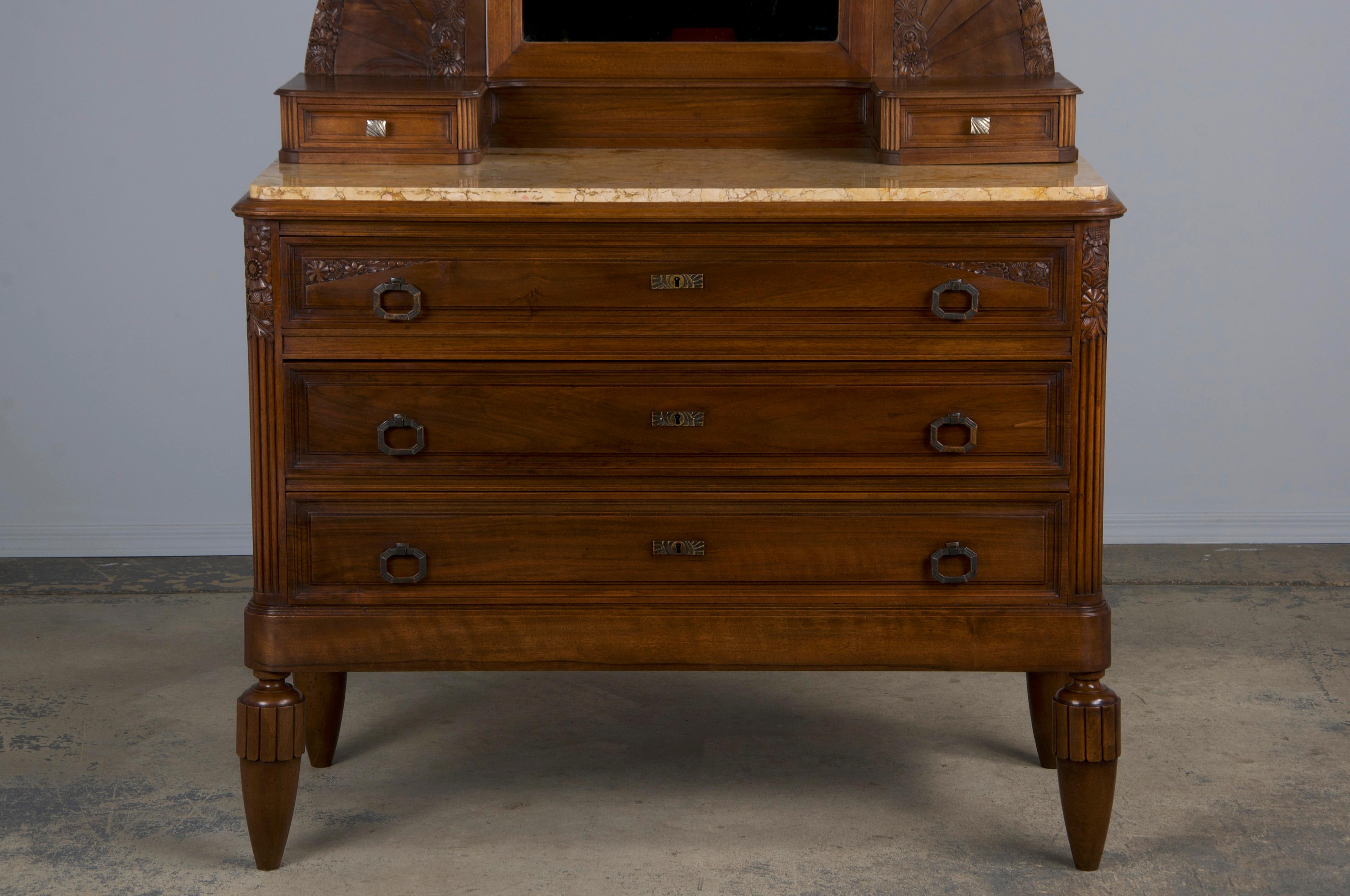 Un elegante comò francese Art Déco degli anni '30, proveniente dalla Provenza, in Francia. Sapientemente realizzato a mano in noce massiccio, mostra una patina invecchiata naturalmente con ricchi toni marroni e sorprendenti venature. Il comò
