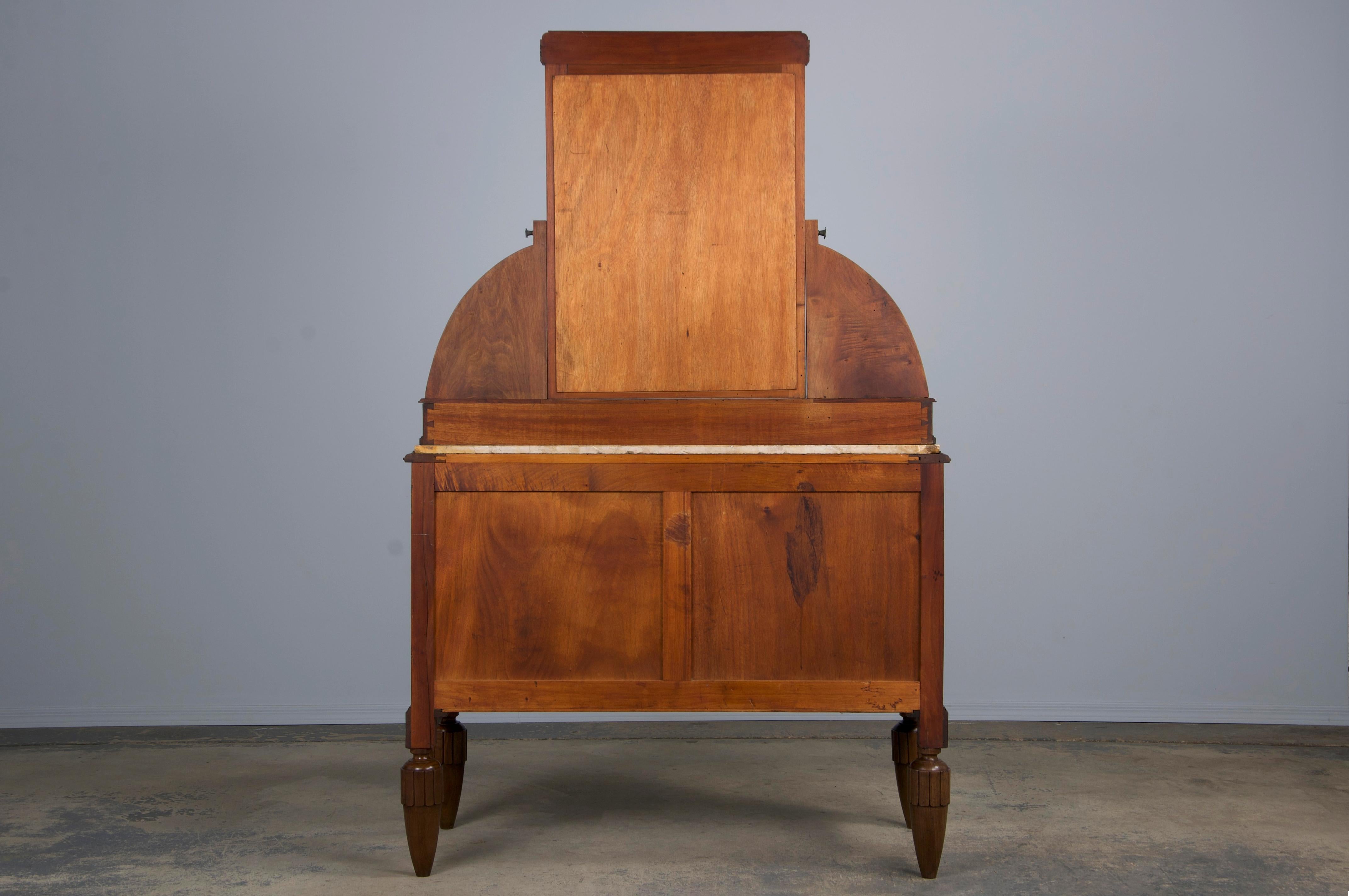 Comò francese Art Deco in noce del 1930 con piano in marmo e specchio in vendita 13