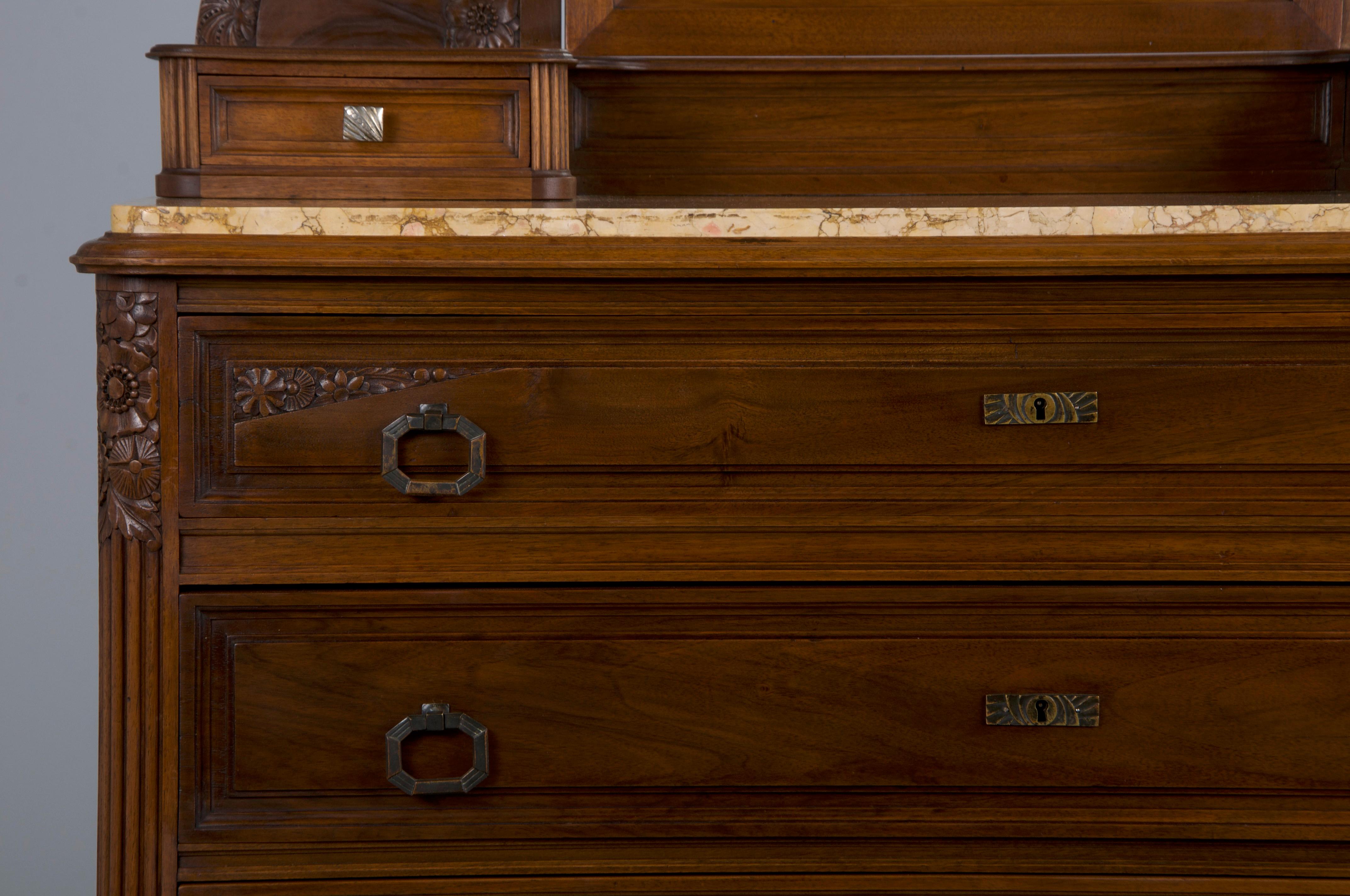 Art Déco Comò francese Art Deco in noce del 1930 con piano in marmo e specchio in vendita