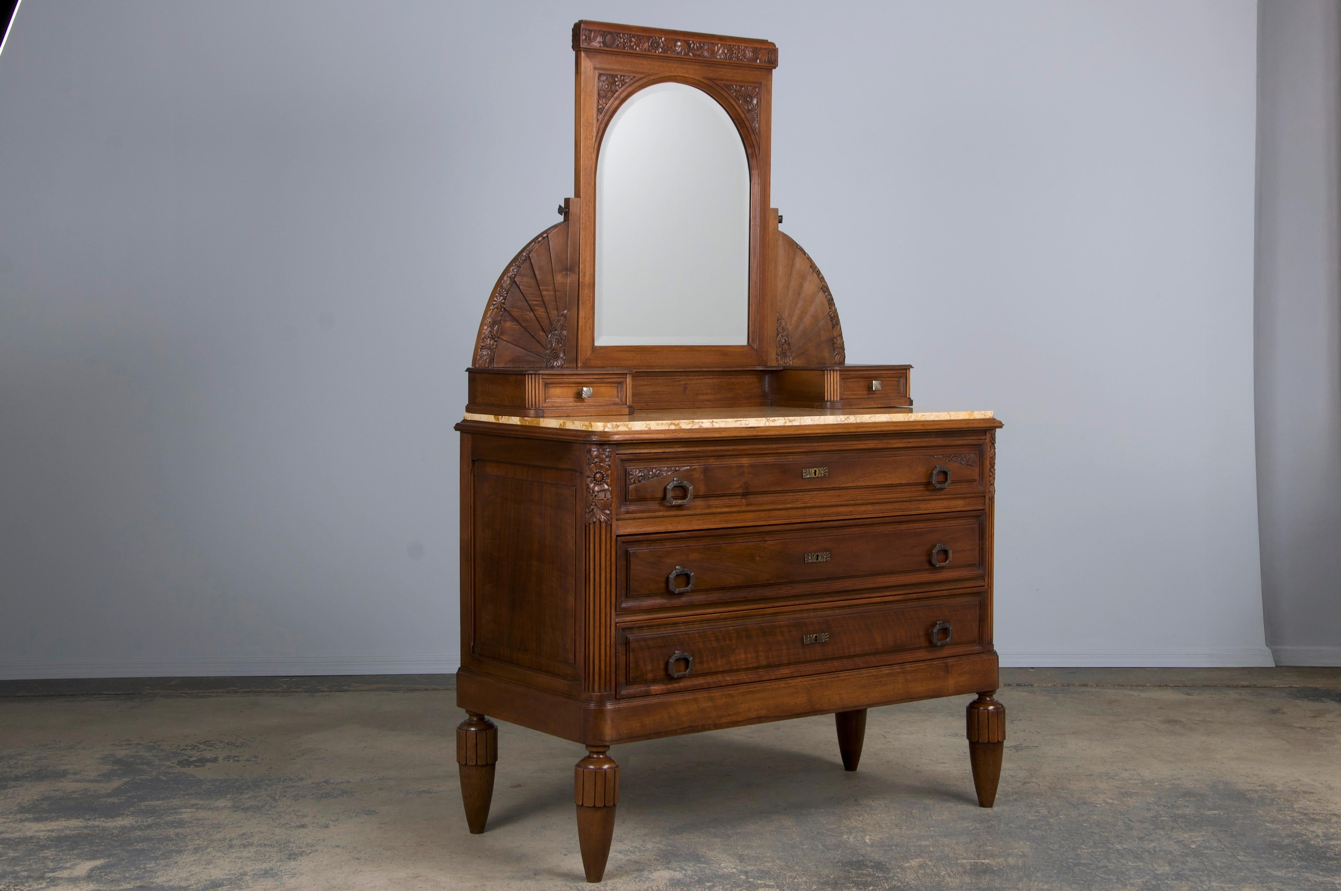 Specchio Comò francese Art Deco in noce del 1930 con piano in marmo e specchio in vendita